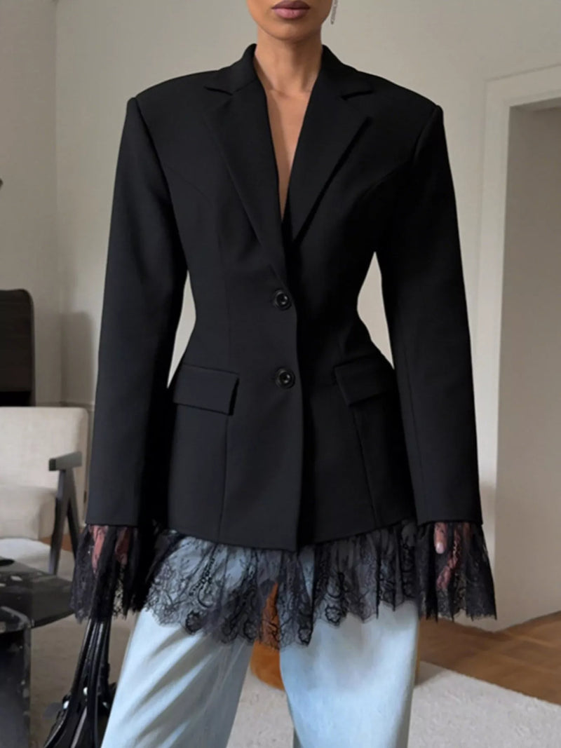 Blazer med knappstängning, spetskant i nederkant, volangkant och fickor