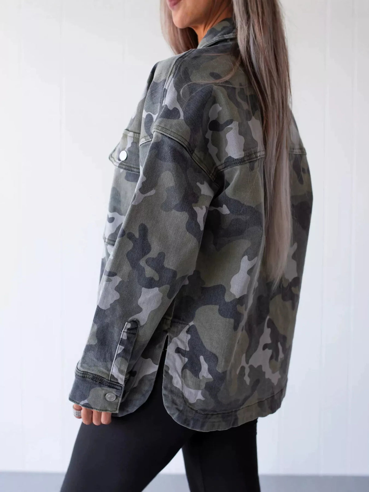 Kamouflagemönstrad oversize jacka i denim – bild 4