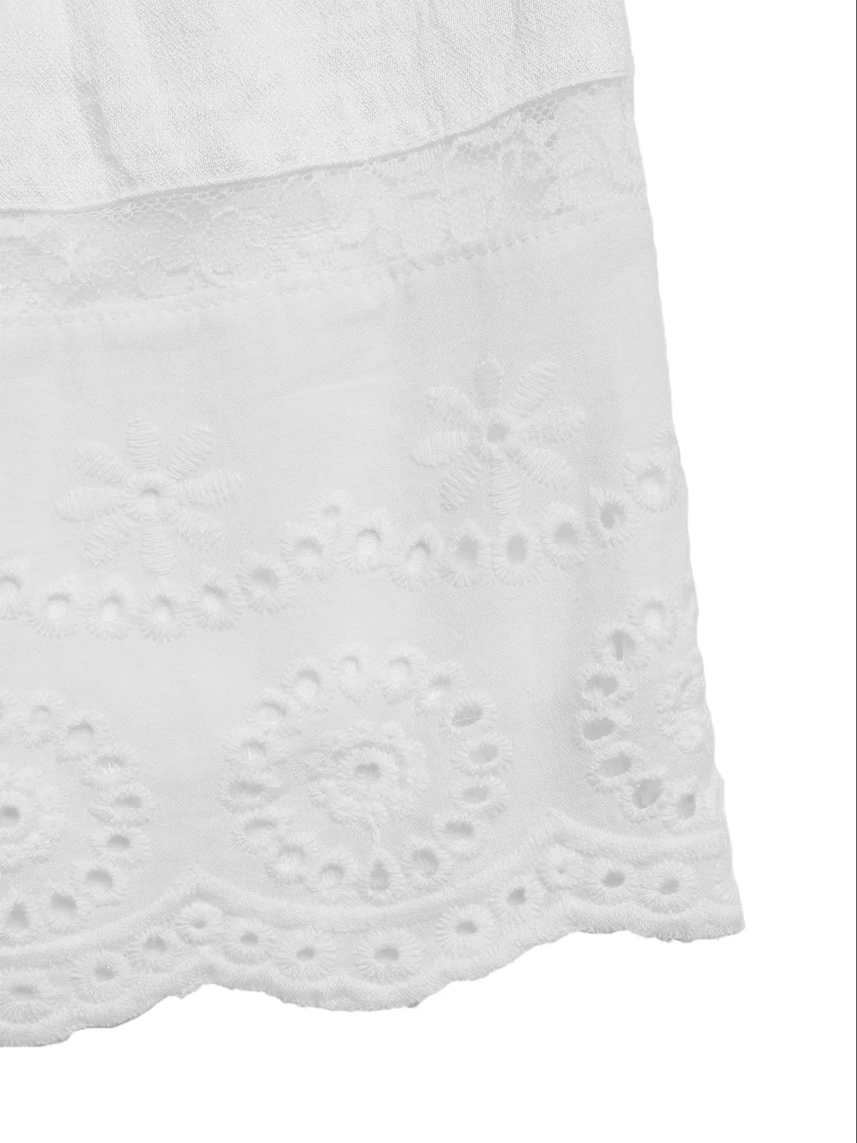 Smockad miniklänning i broderi anglaise – bild 8