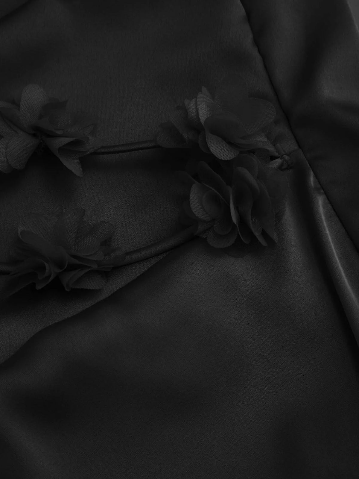 Maxiklänning i satin med draperad halsringning – bild 5