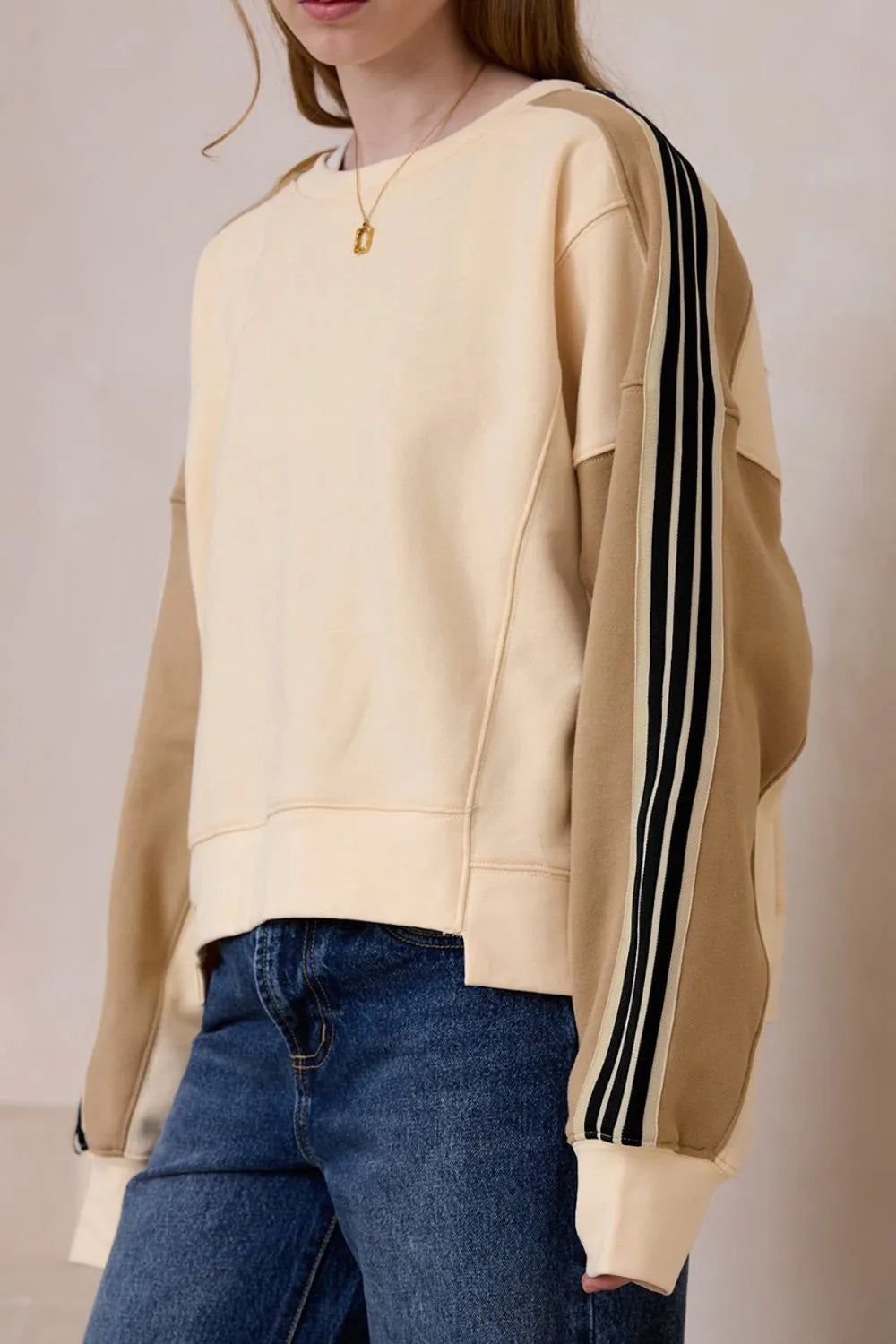 Långärmad sweatshirt med rund halsringning och kontrastsöm – bild 4