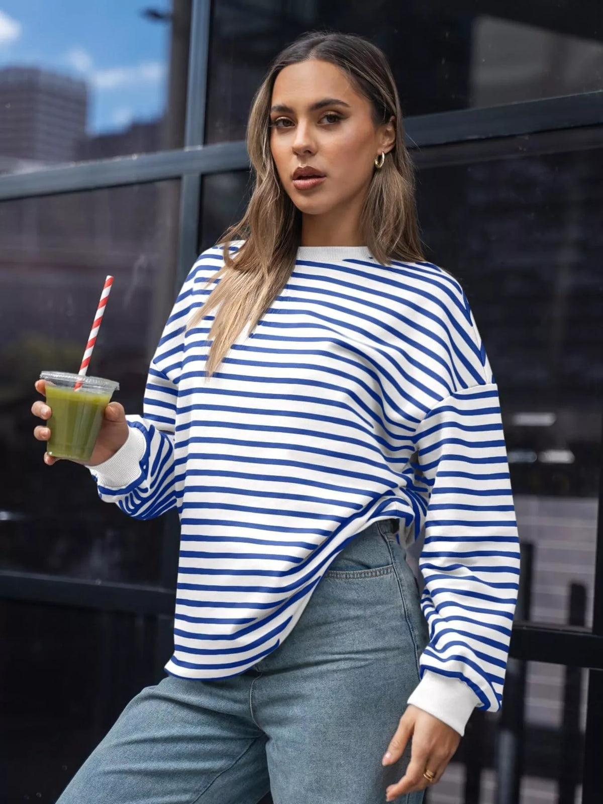 Randig oversize sweatshirt med rund halsringning i viskos – bild 16