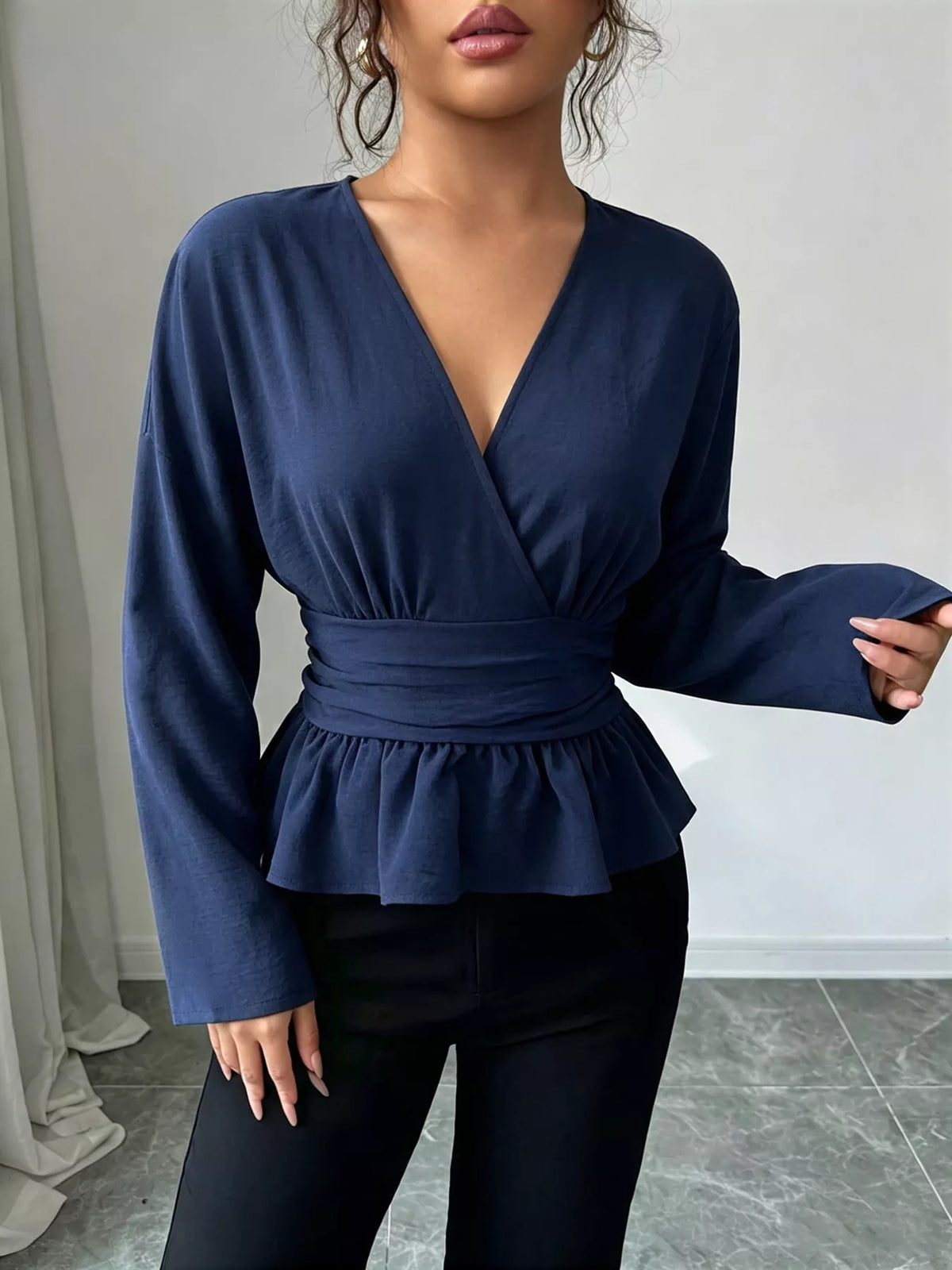 Blus med omlott och peplum – bild 3