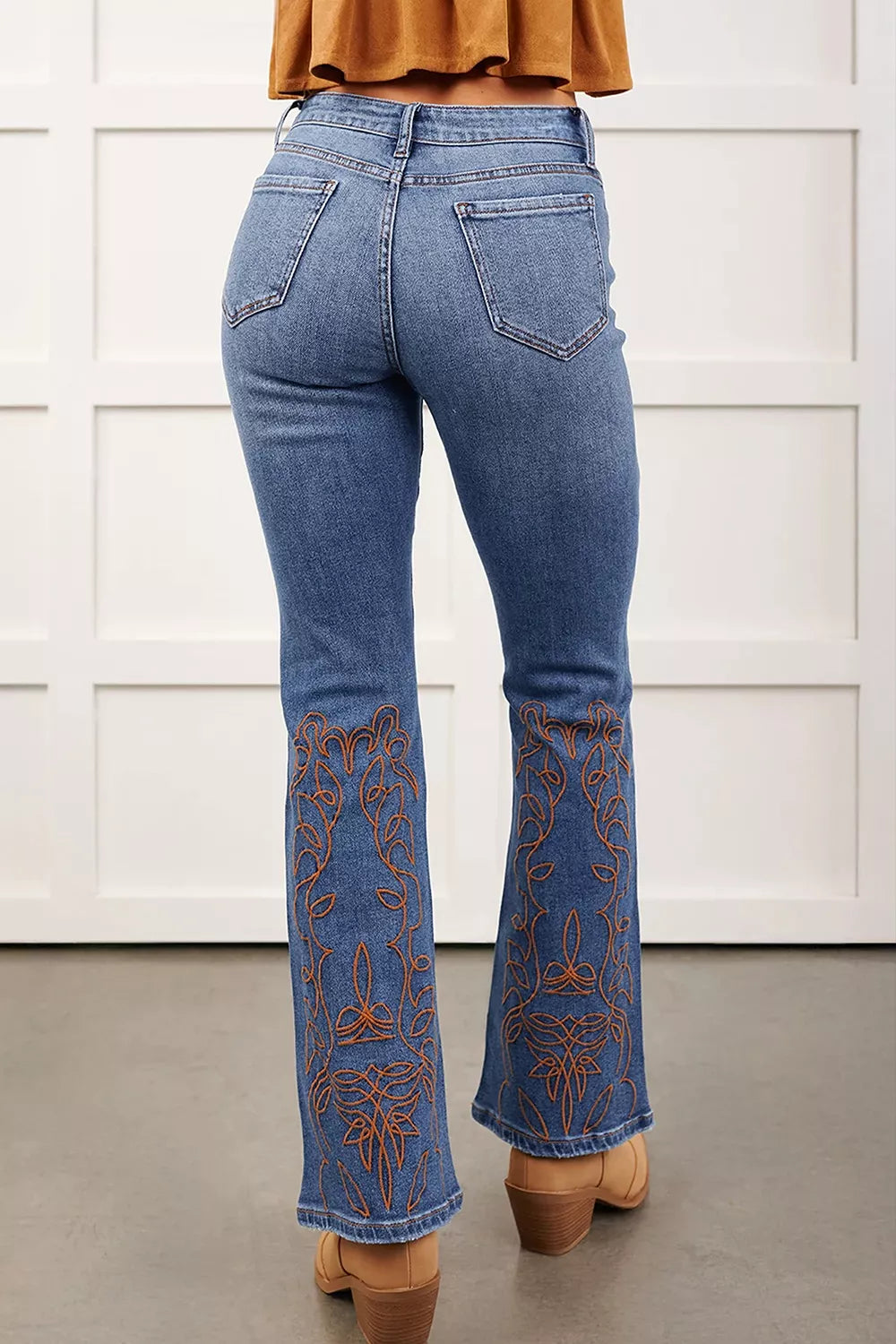 Broderade utsvängda jeans – bild 5