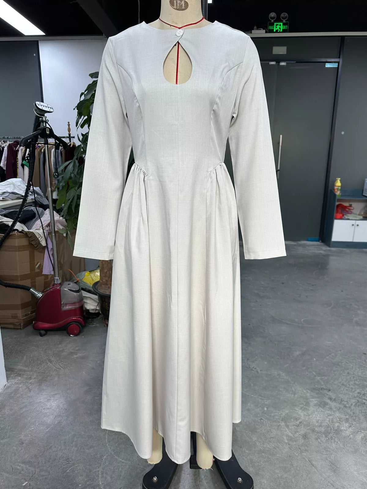 Utställd långärmad maxiklänning med cut out-detalj – bild 7