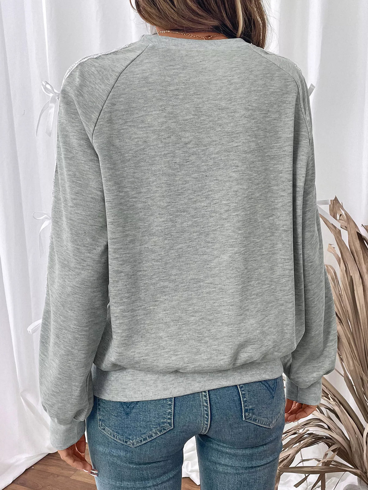 Sweatshirt med rund halsringning och spetskant – bild 6