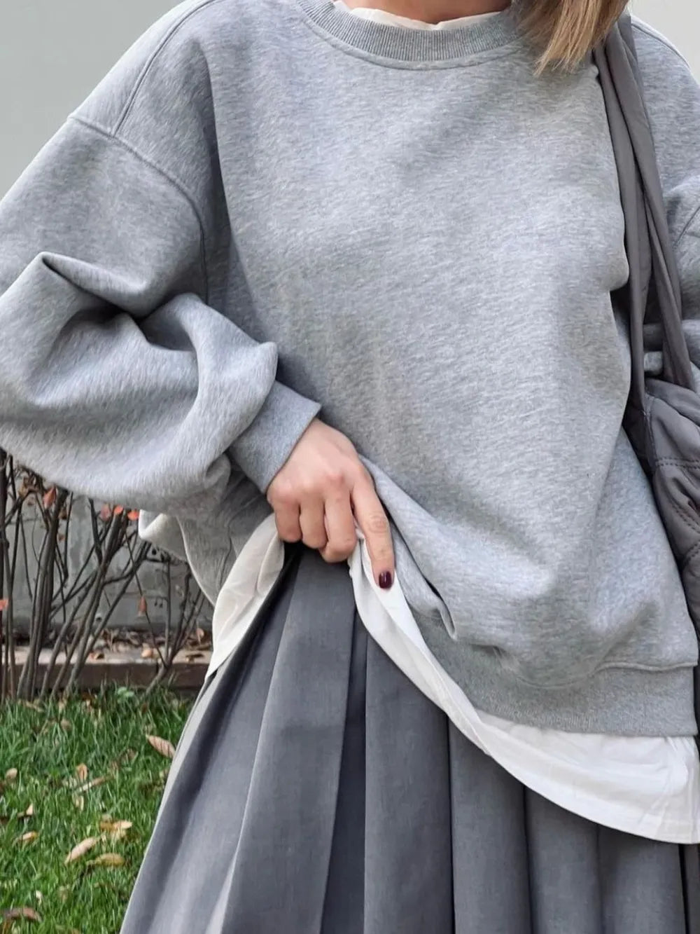 Sweatshirt med rund halsringning och sänkt axel – bild 31