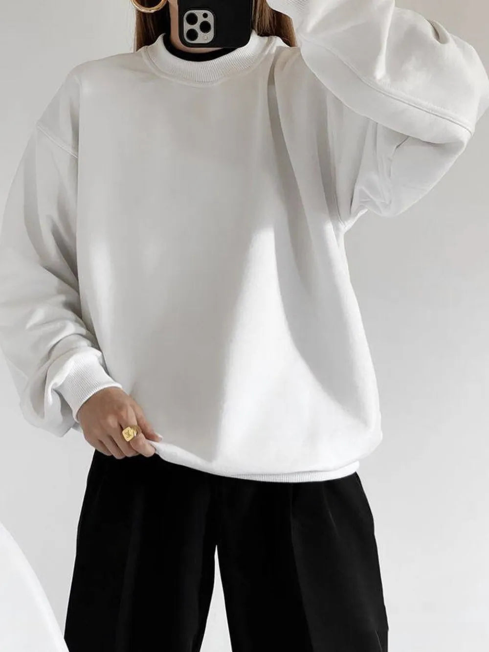 Sweatshirt med rund halsringning och sänkt axel – bild 4