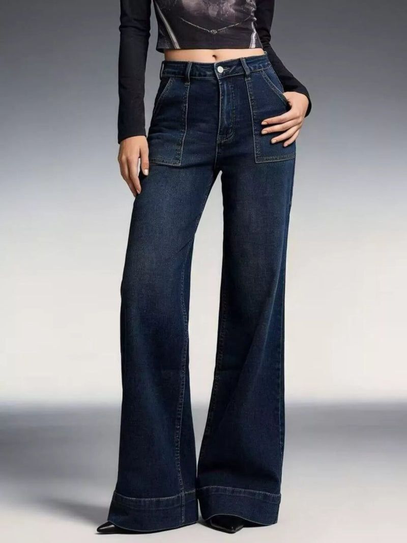 Utsvängda jeans med påsydda fickor