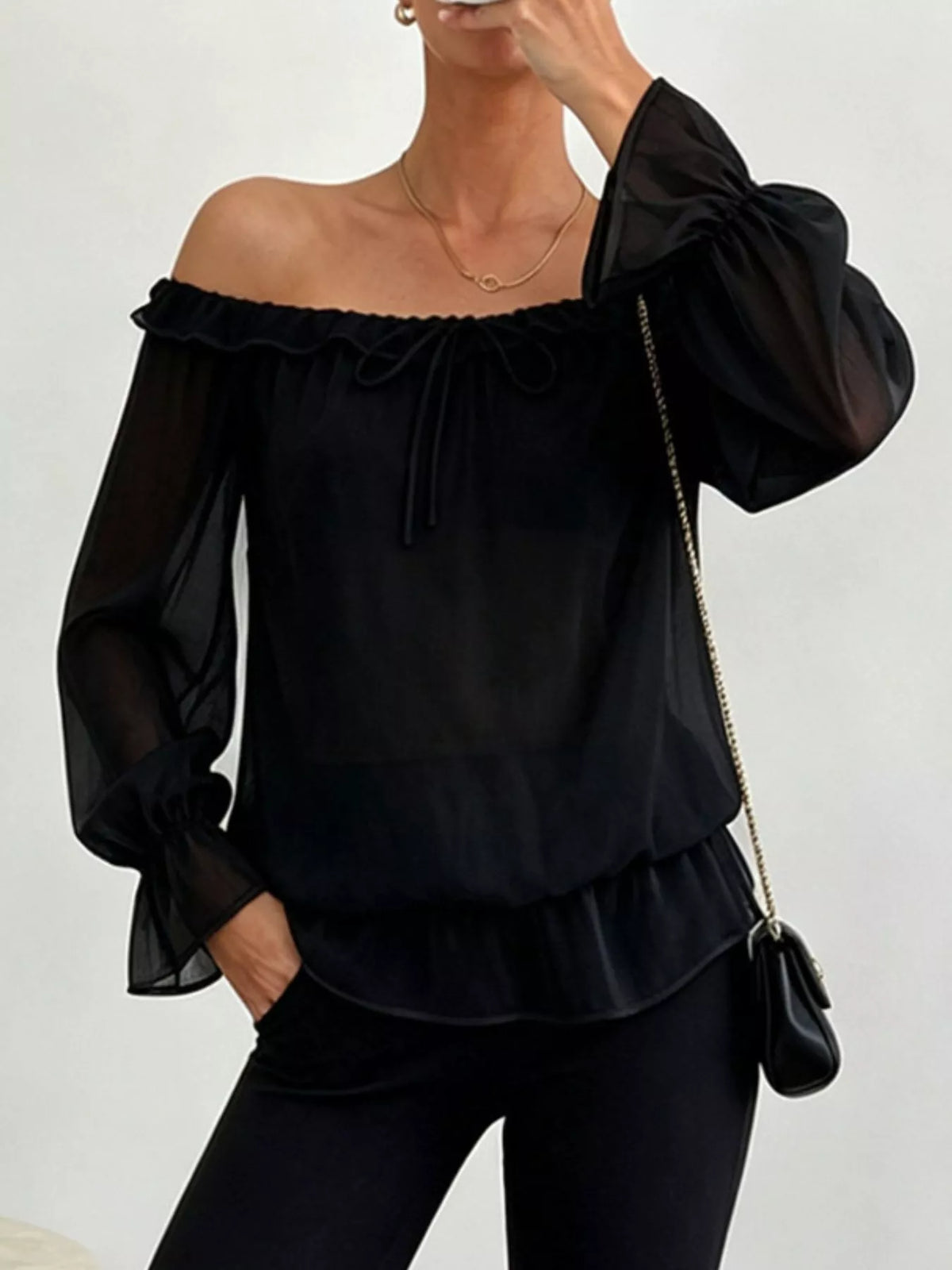Blus i chiffong med peplum – bild 3