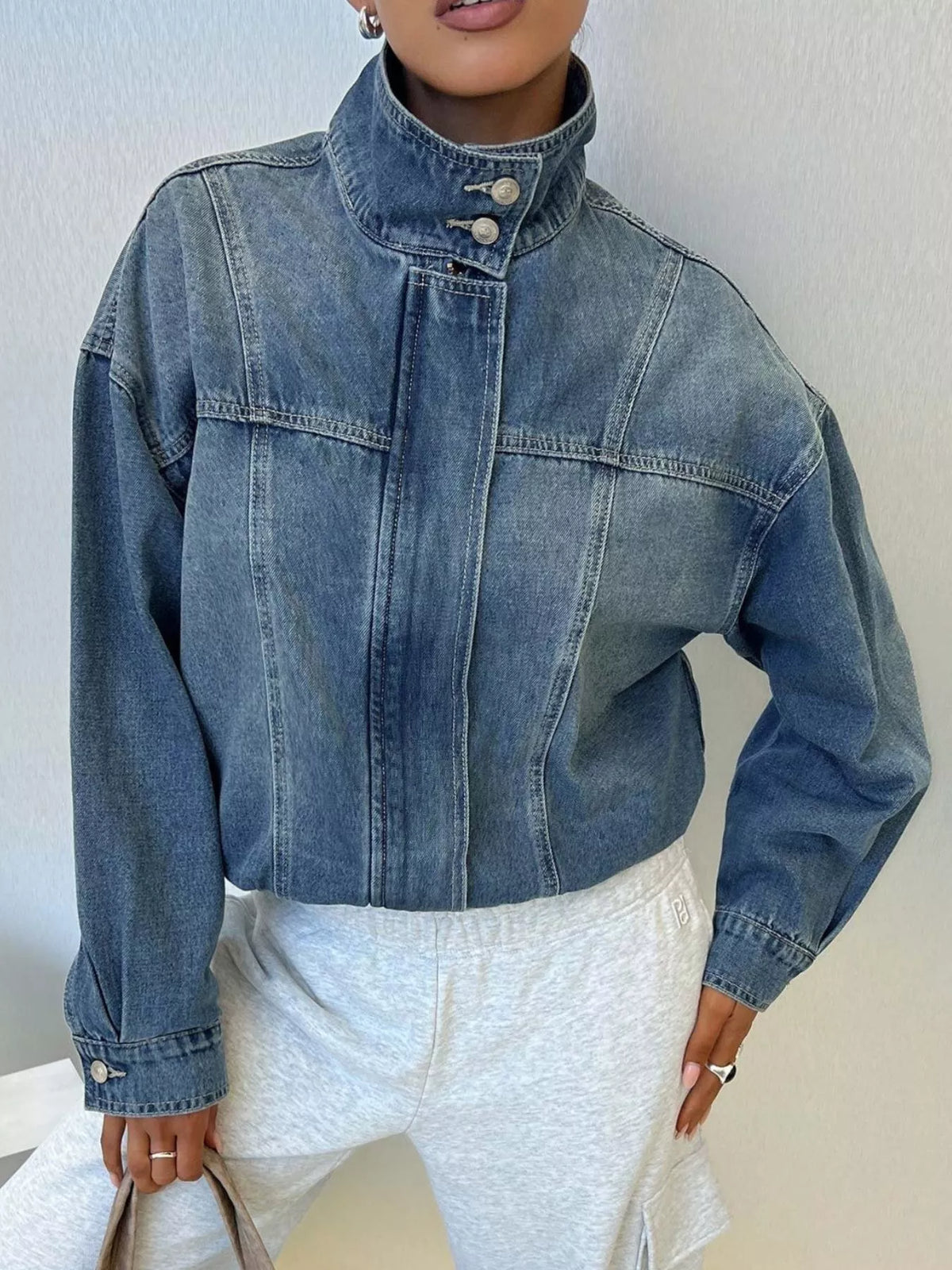 Jacka i denim med ståkrage