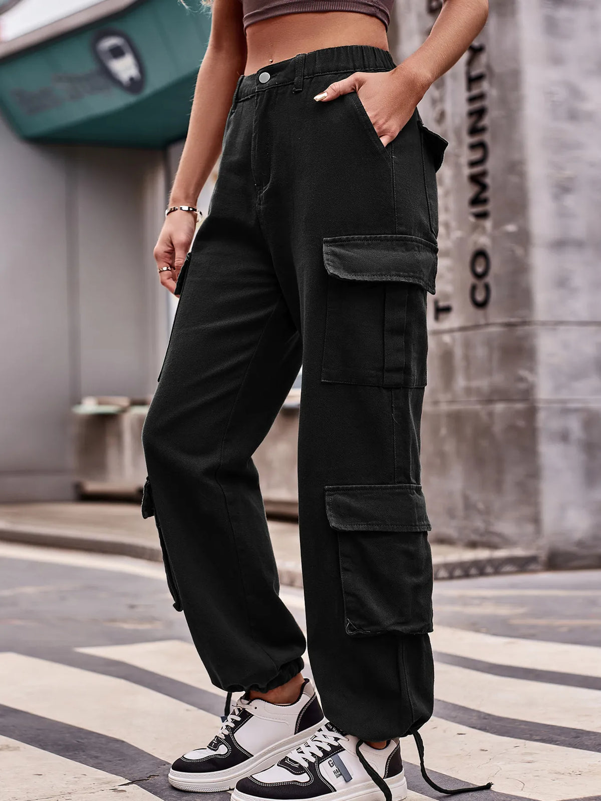 Vida jeans med cargofickor i bomull – bild 15