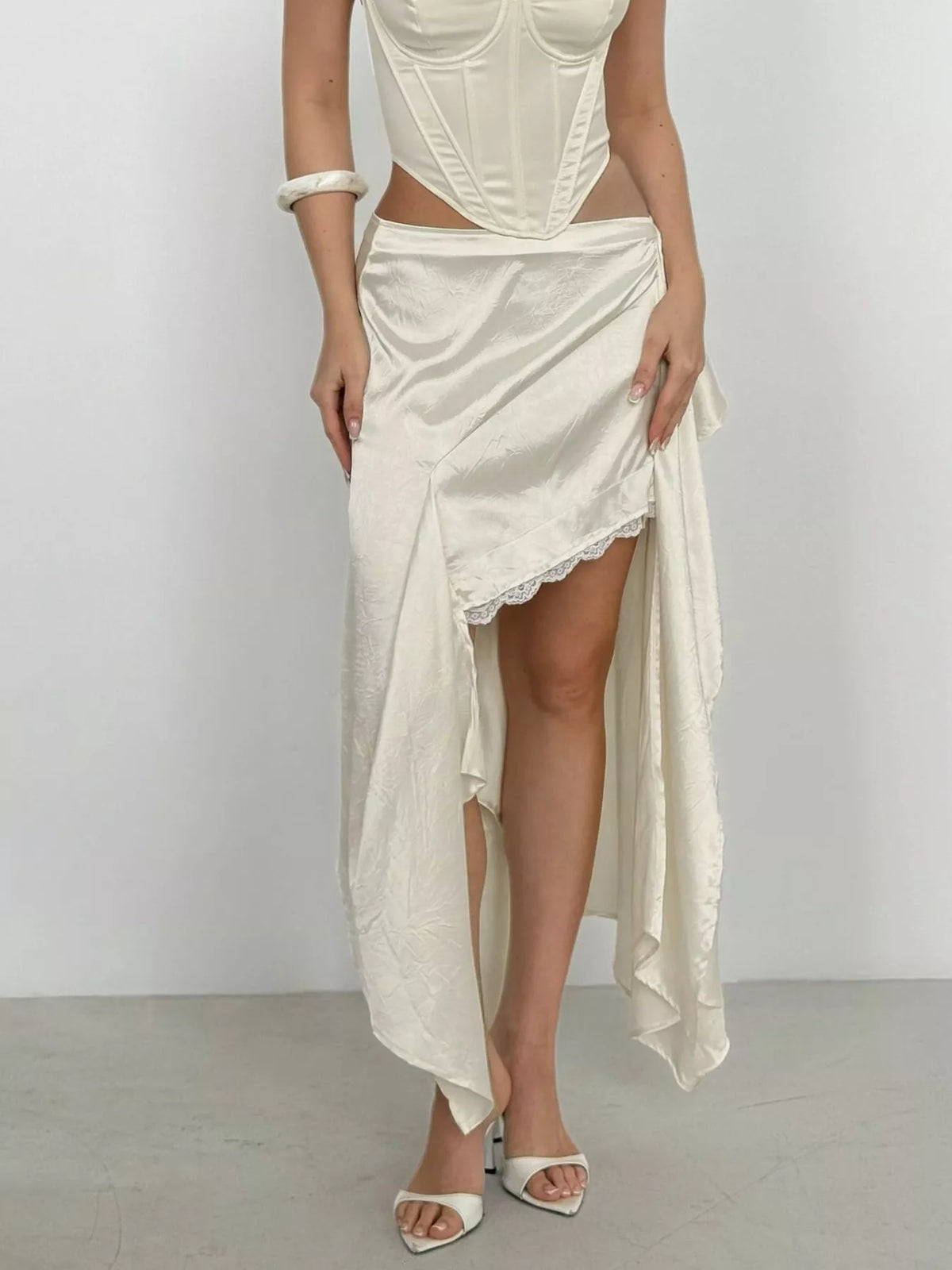 Kjol i satin med asymmetrisk nederkant – bild 5