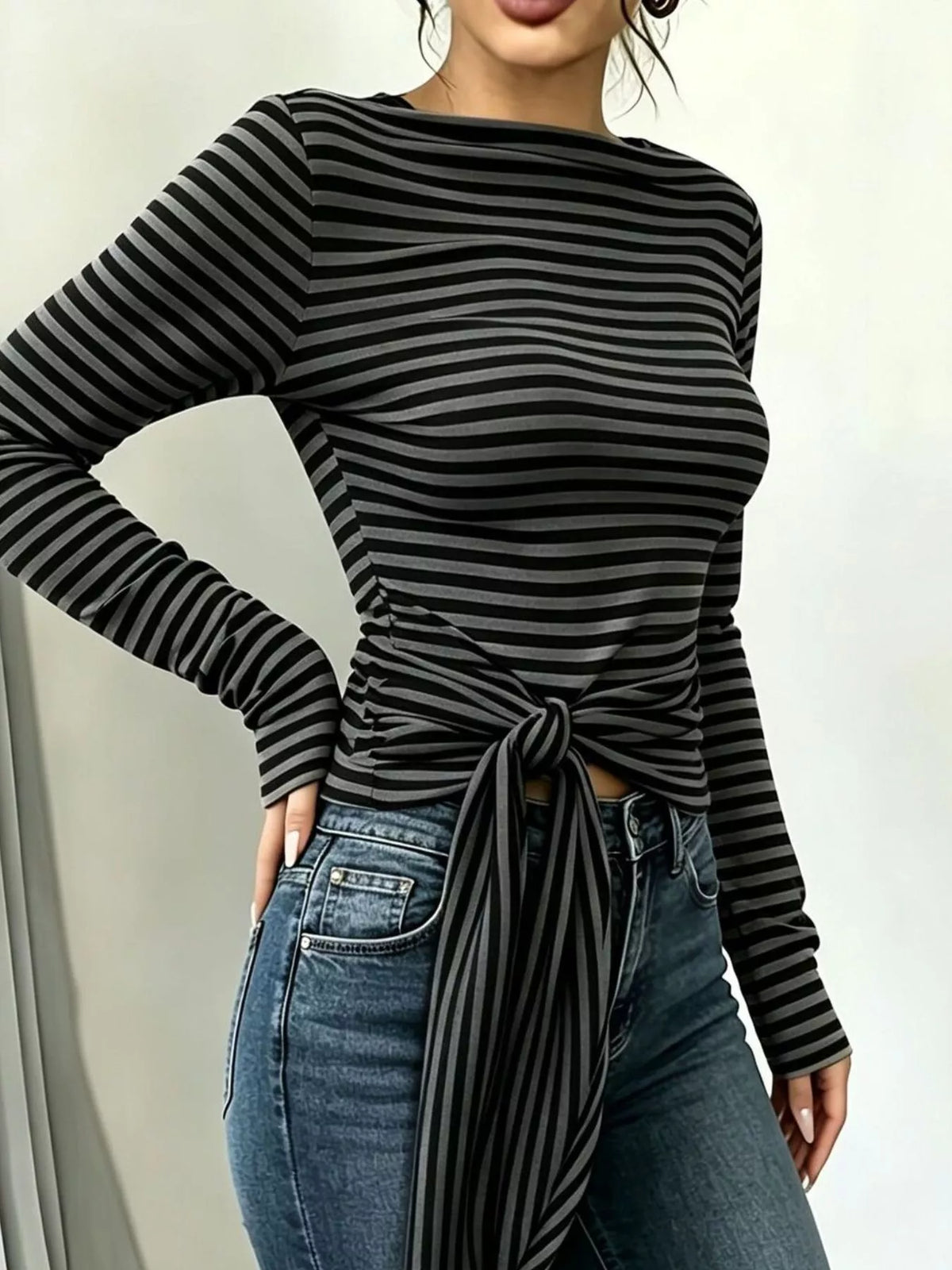 Randig långärmad t-shirt med knytdetalj – bild 3