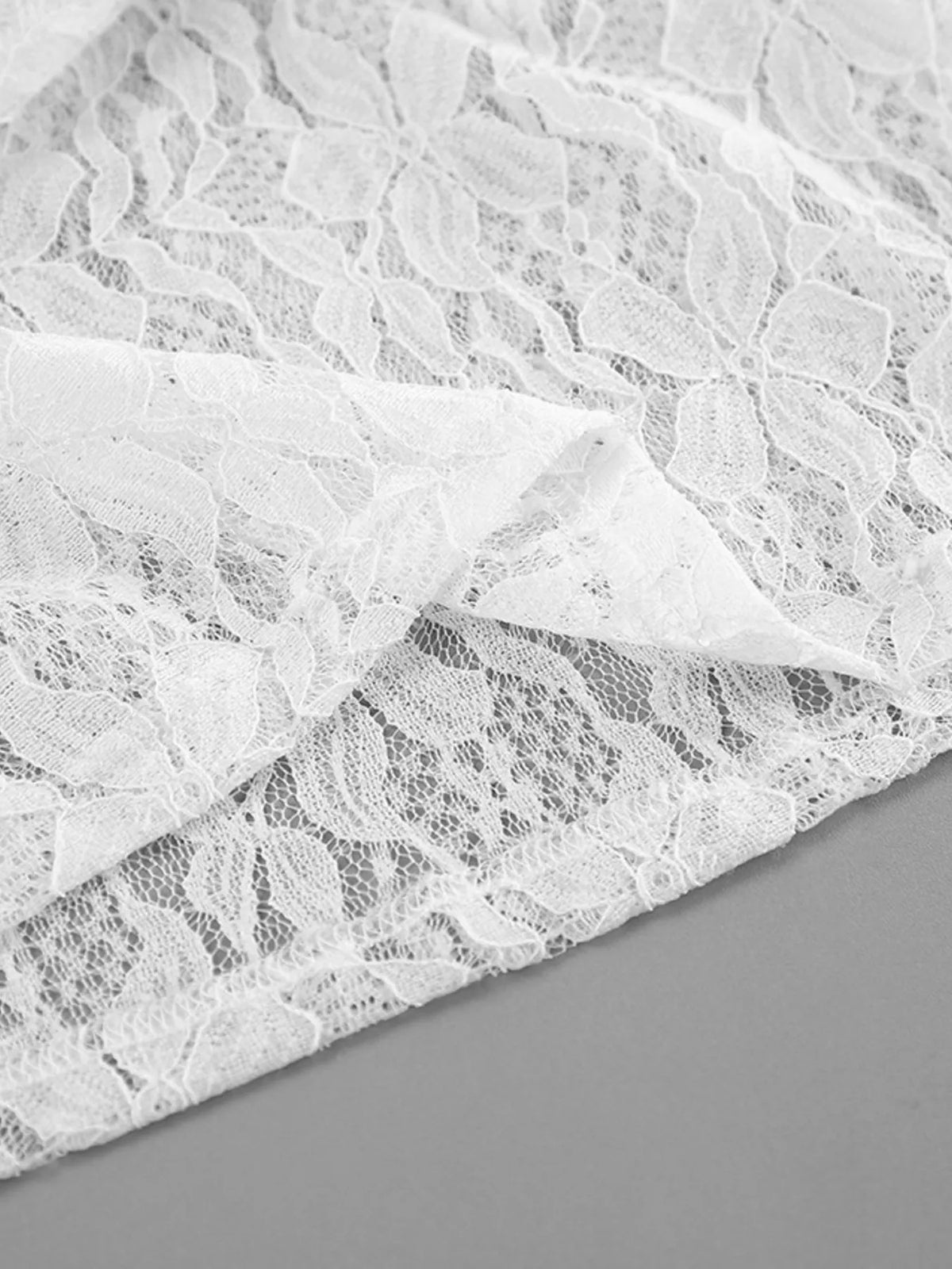 V-ringad blus i spets – bild 11