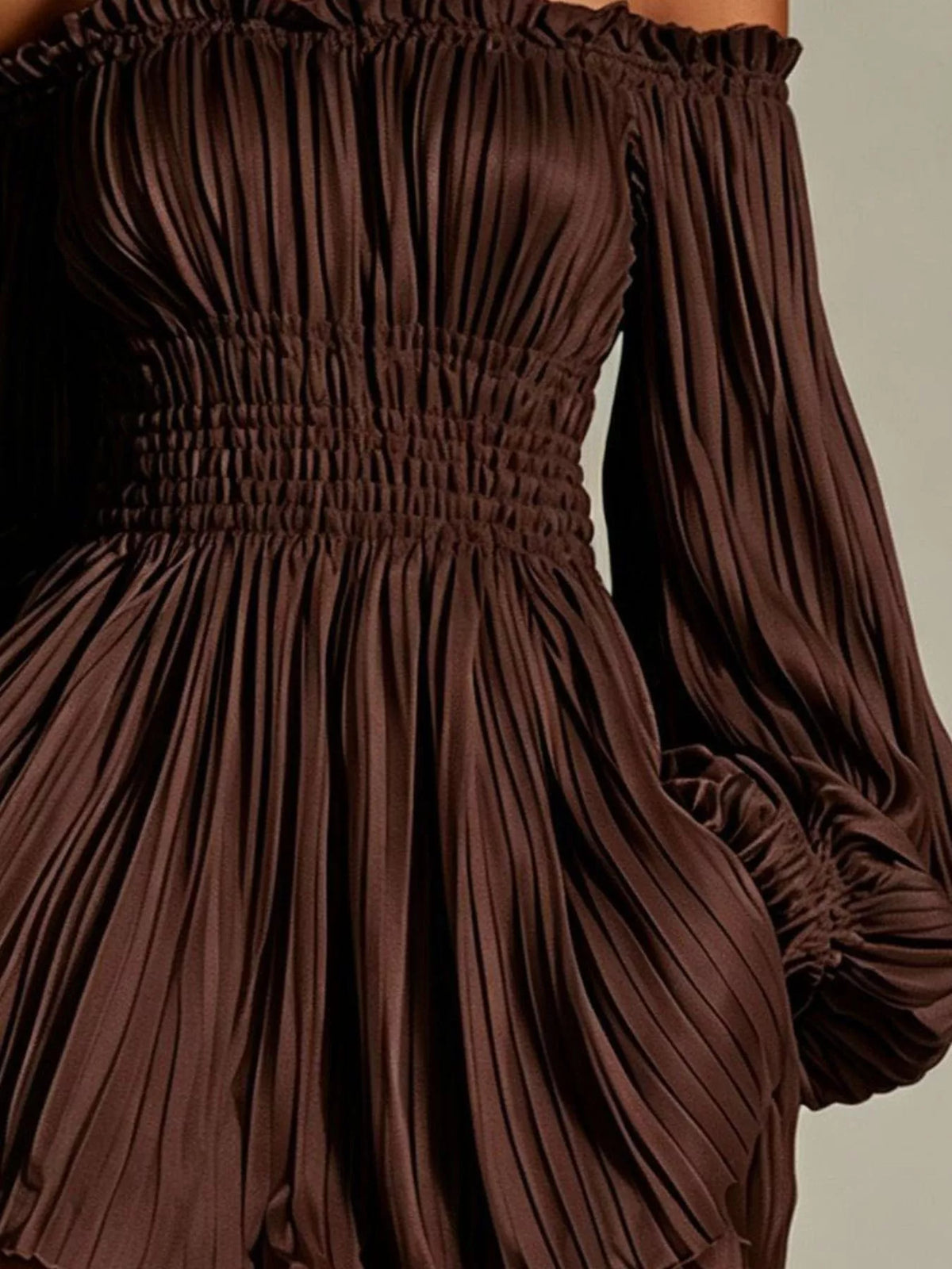 Veckad offshoulder miniklänning med fickor – bild 5