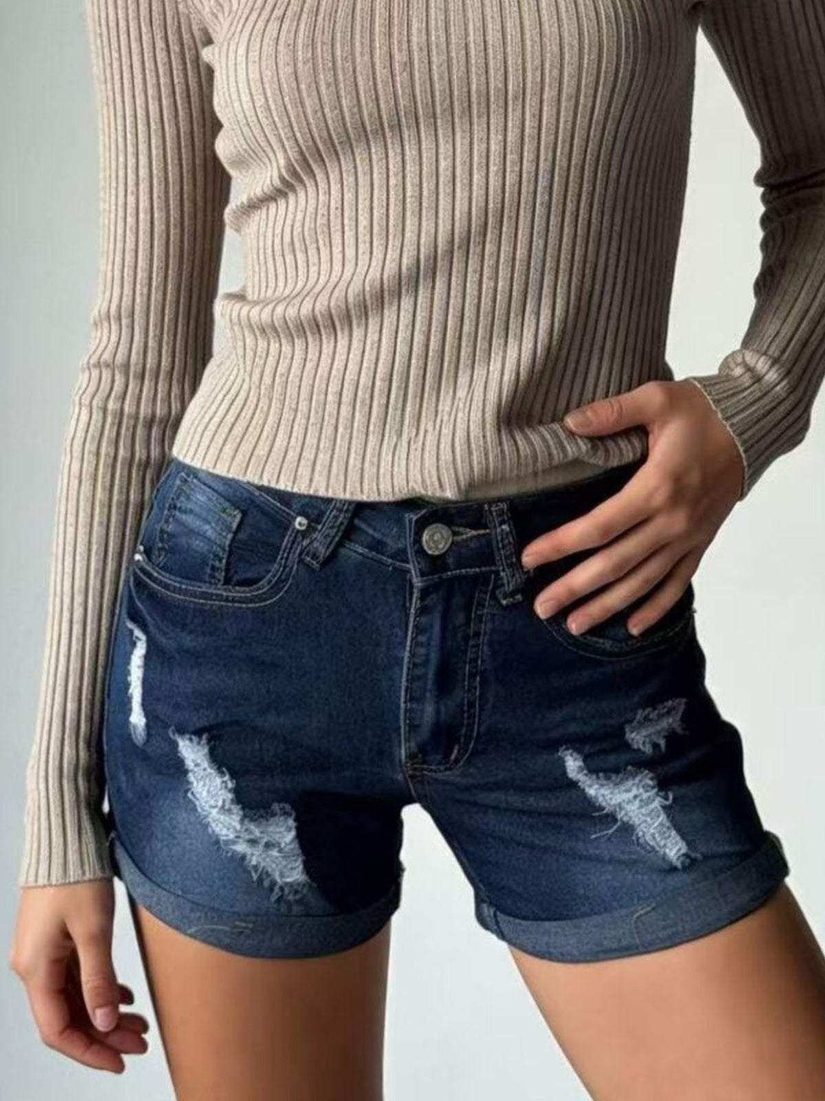 Shorts i denim med slitna detaljer – bild 4