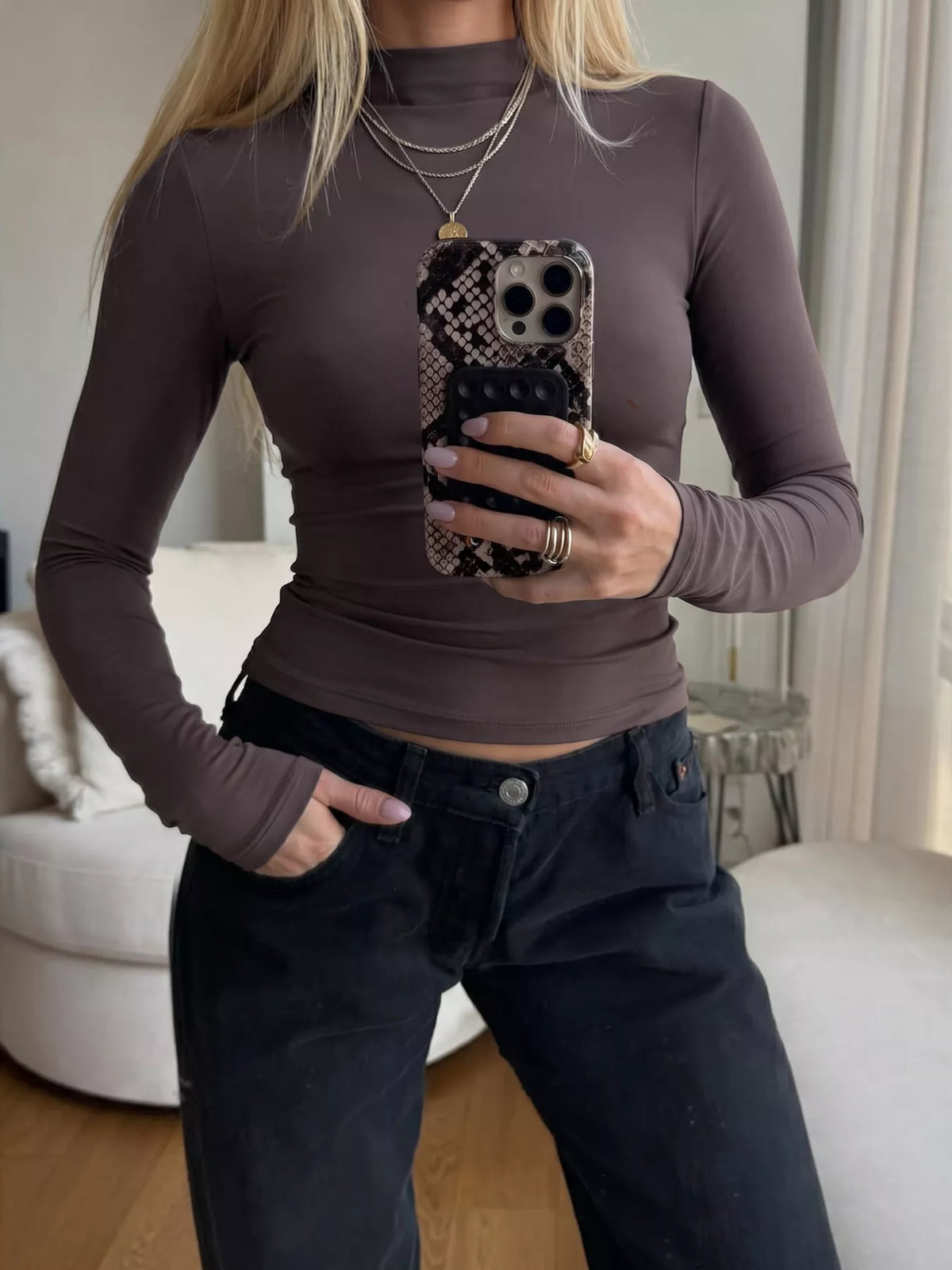 Slimmad långärmad t-shirt med hög halsringning i polyamid – bild 4