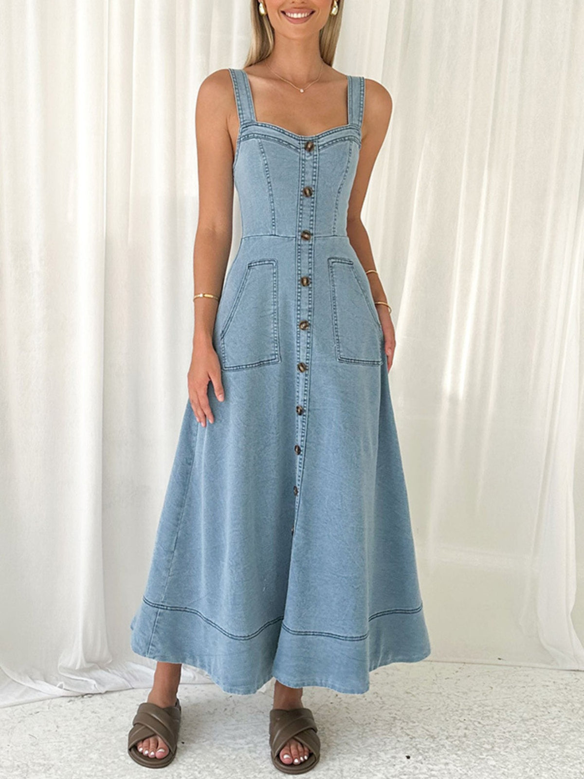 Utställd jeansklänning i denim med knappstängning – bild 6