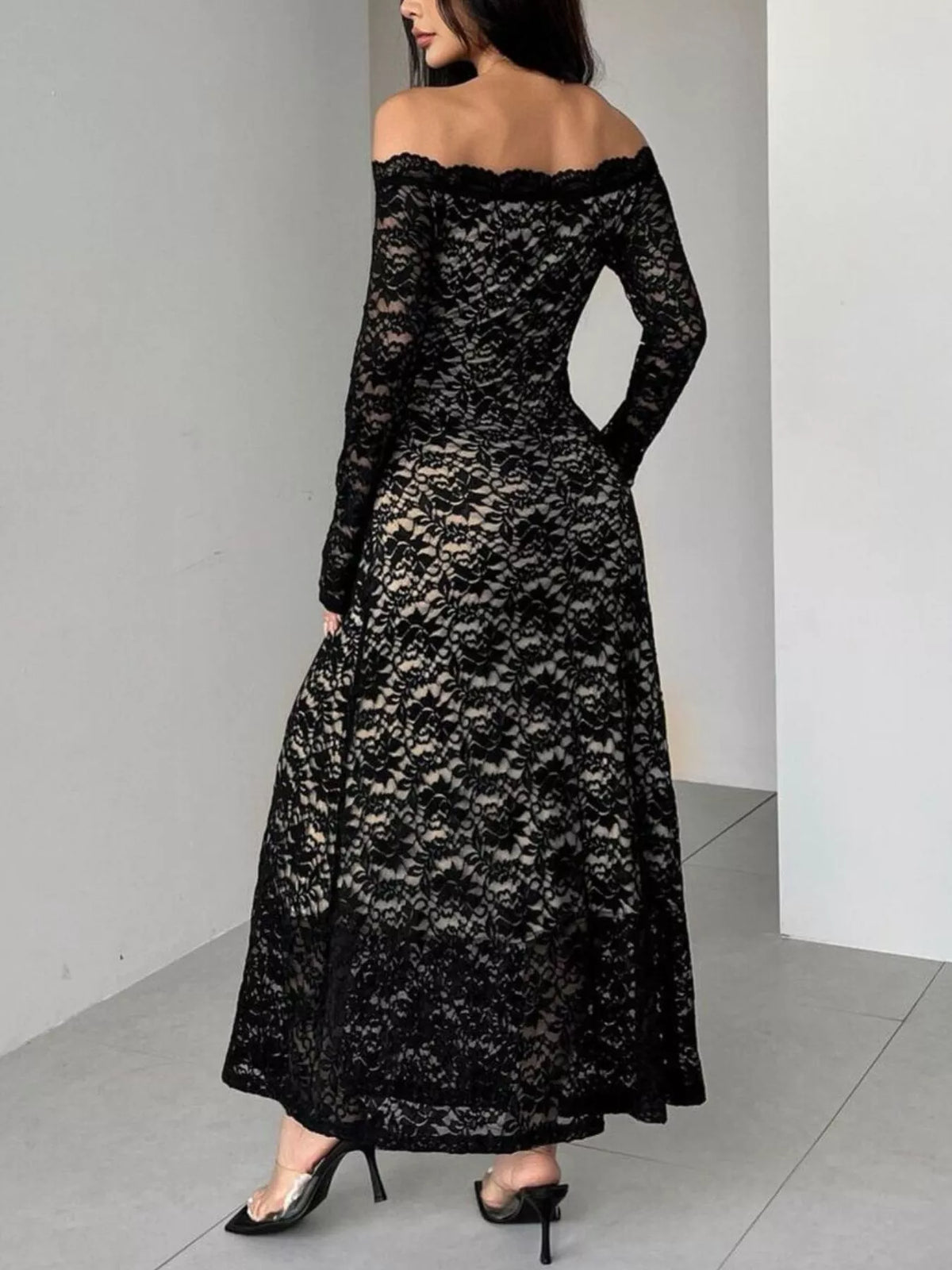 Offshoulder maxiklänning i spets – bild 4