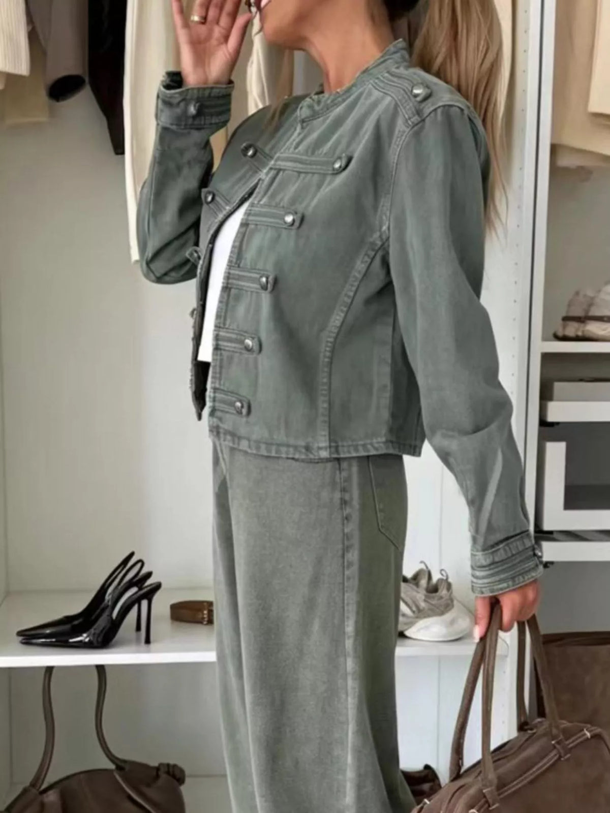 Kort jacka i denim med knappstängning – bild 3