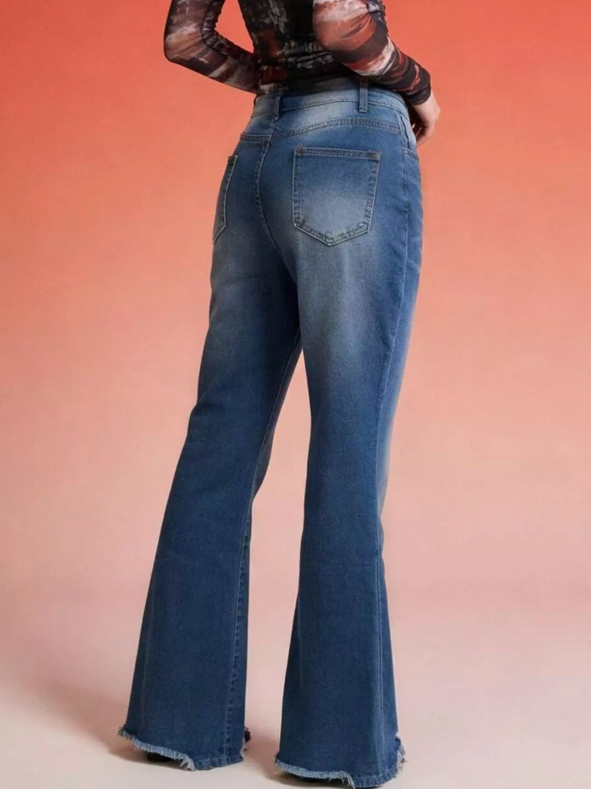 Utsvängda jeans med hög midja och knappstängning – bild 6