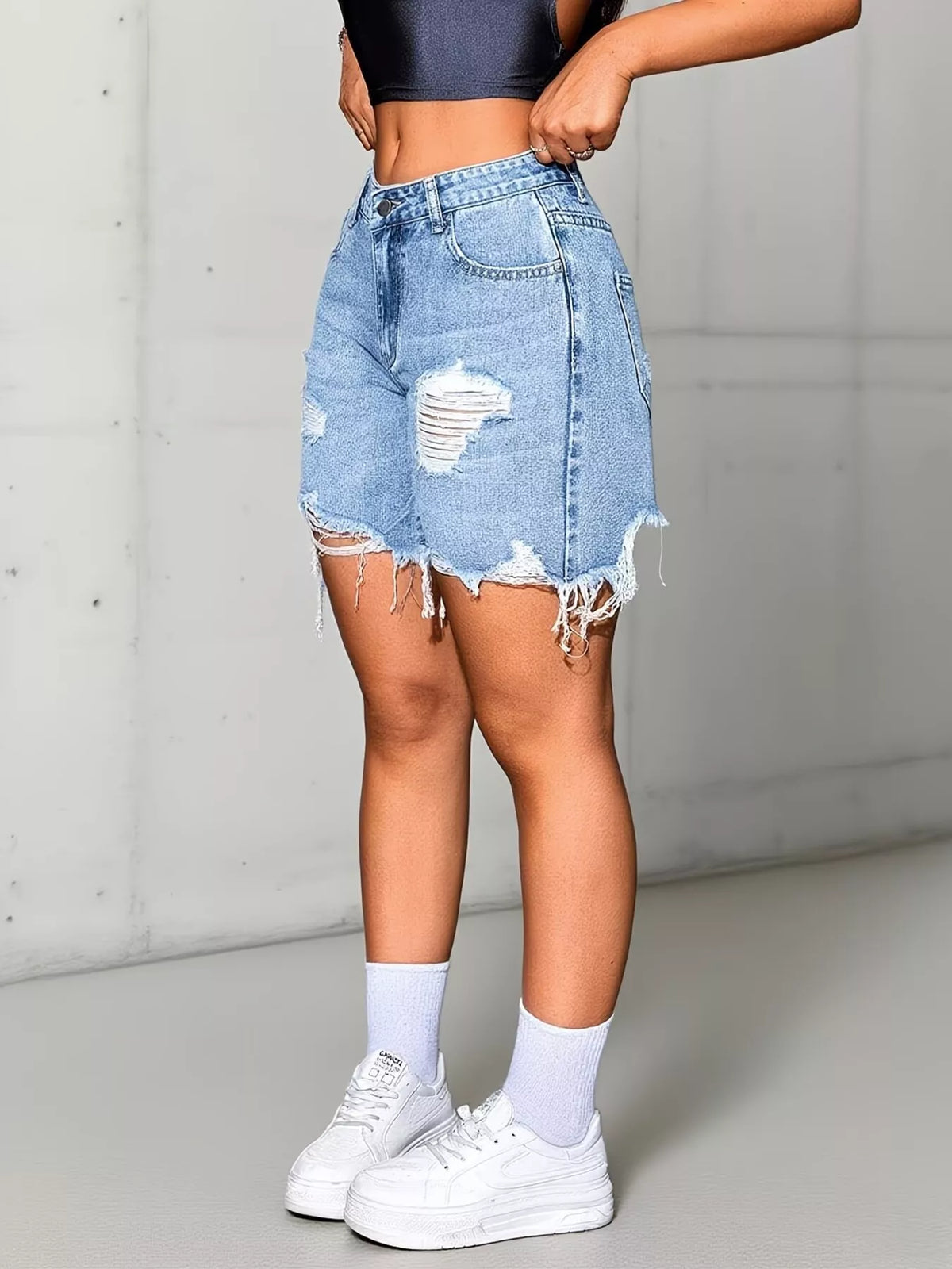 Shorts i denim med hög midja, rå kant, slitna detaljer och midjedetalj – bild 5