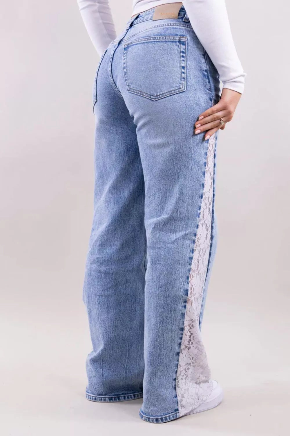 Vida jeans med knappstängning och panelsömmar – bild 5