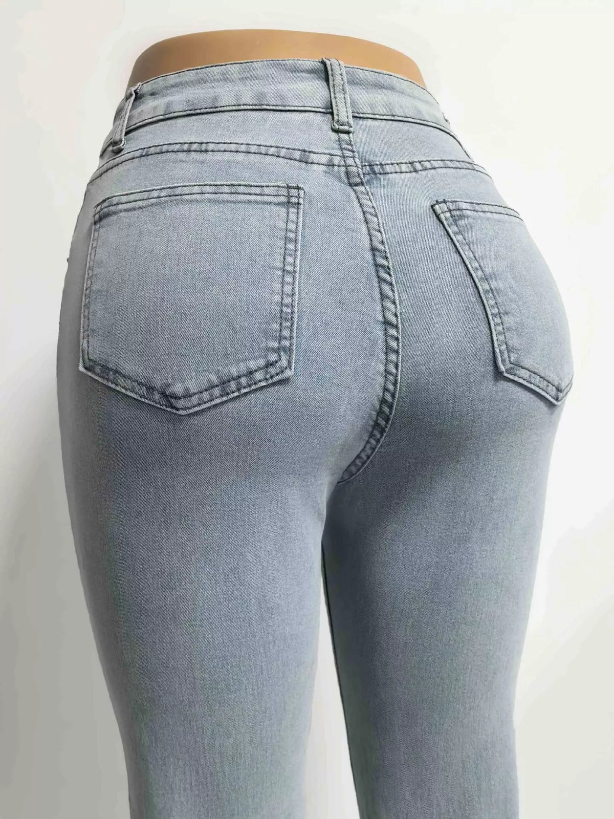 Utsvängda jeans med grå tvätt – bild 4