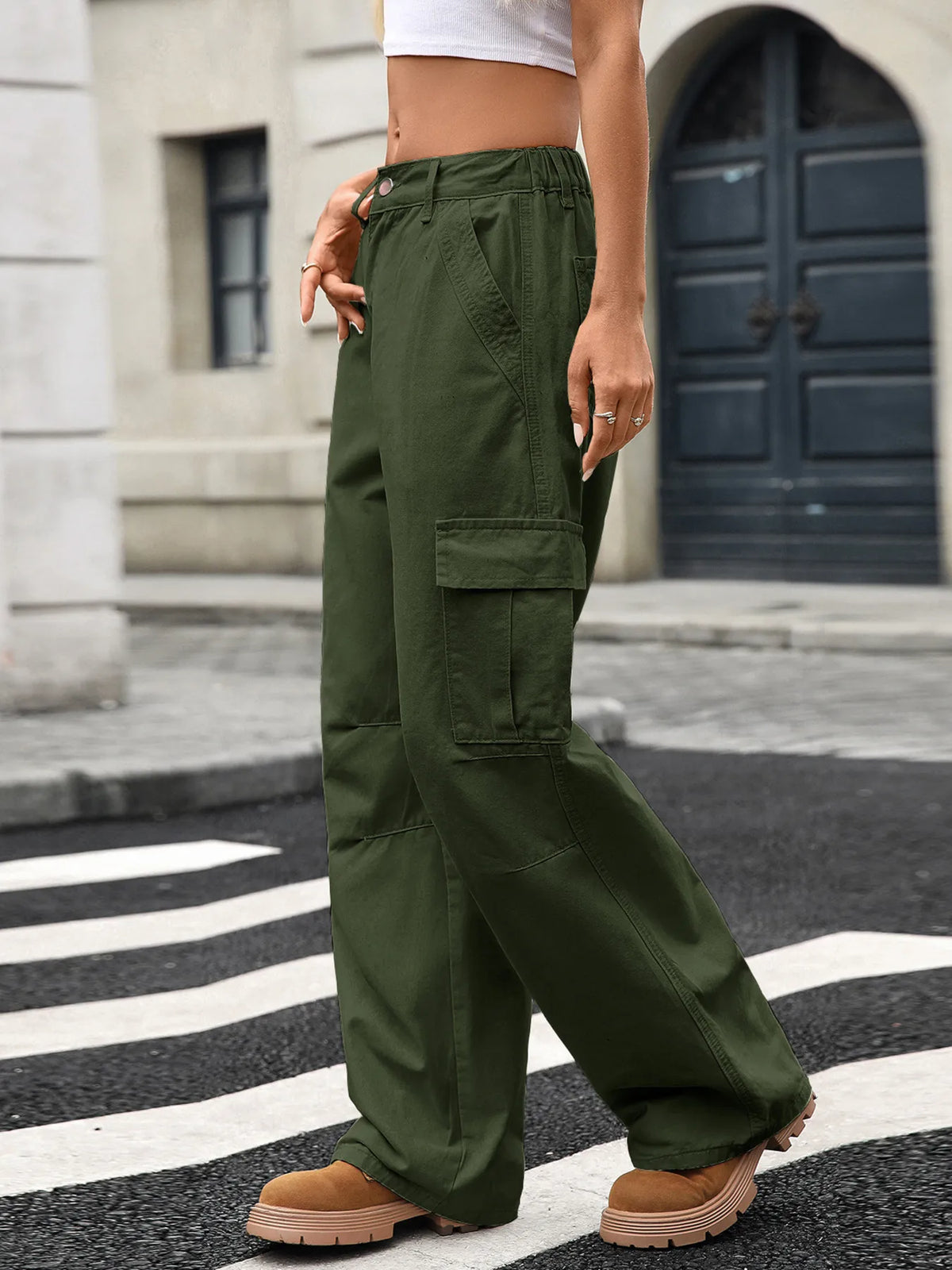 Vida jeans med cargofickor i viskos – bild 12