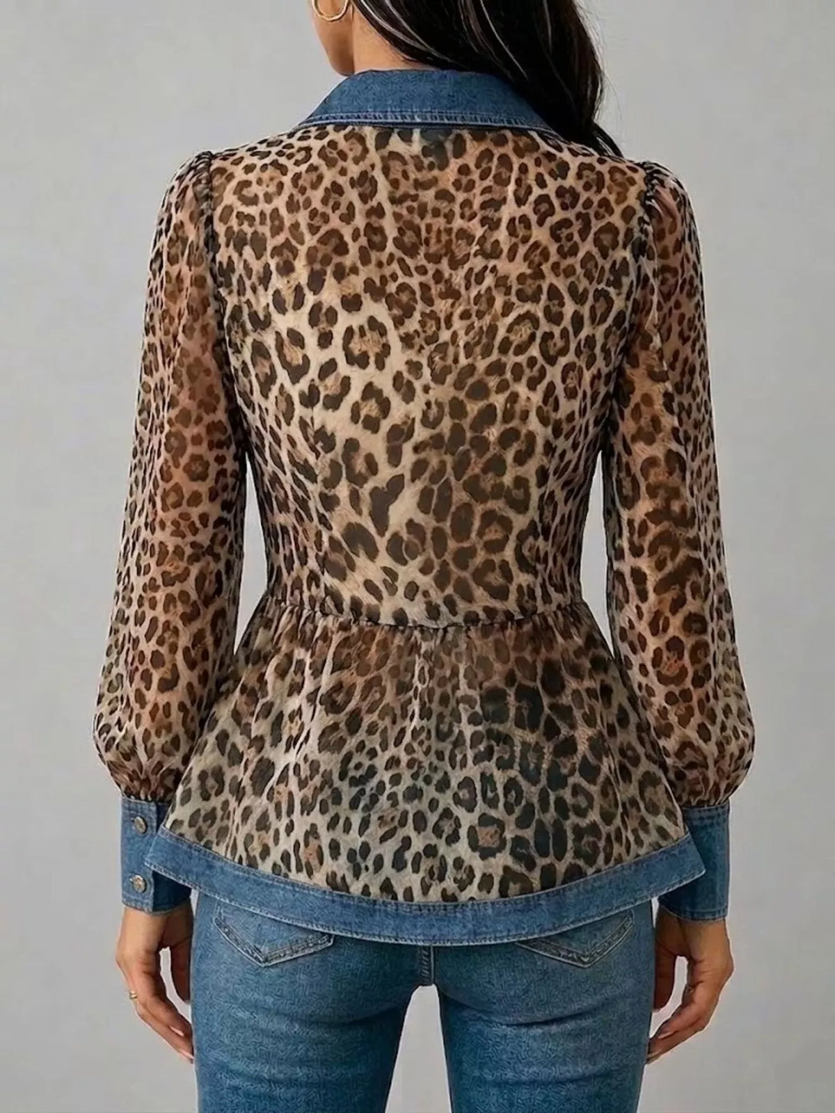 Leopardmönstrad skjorta i denim – bild 4