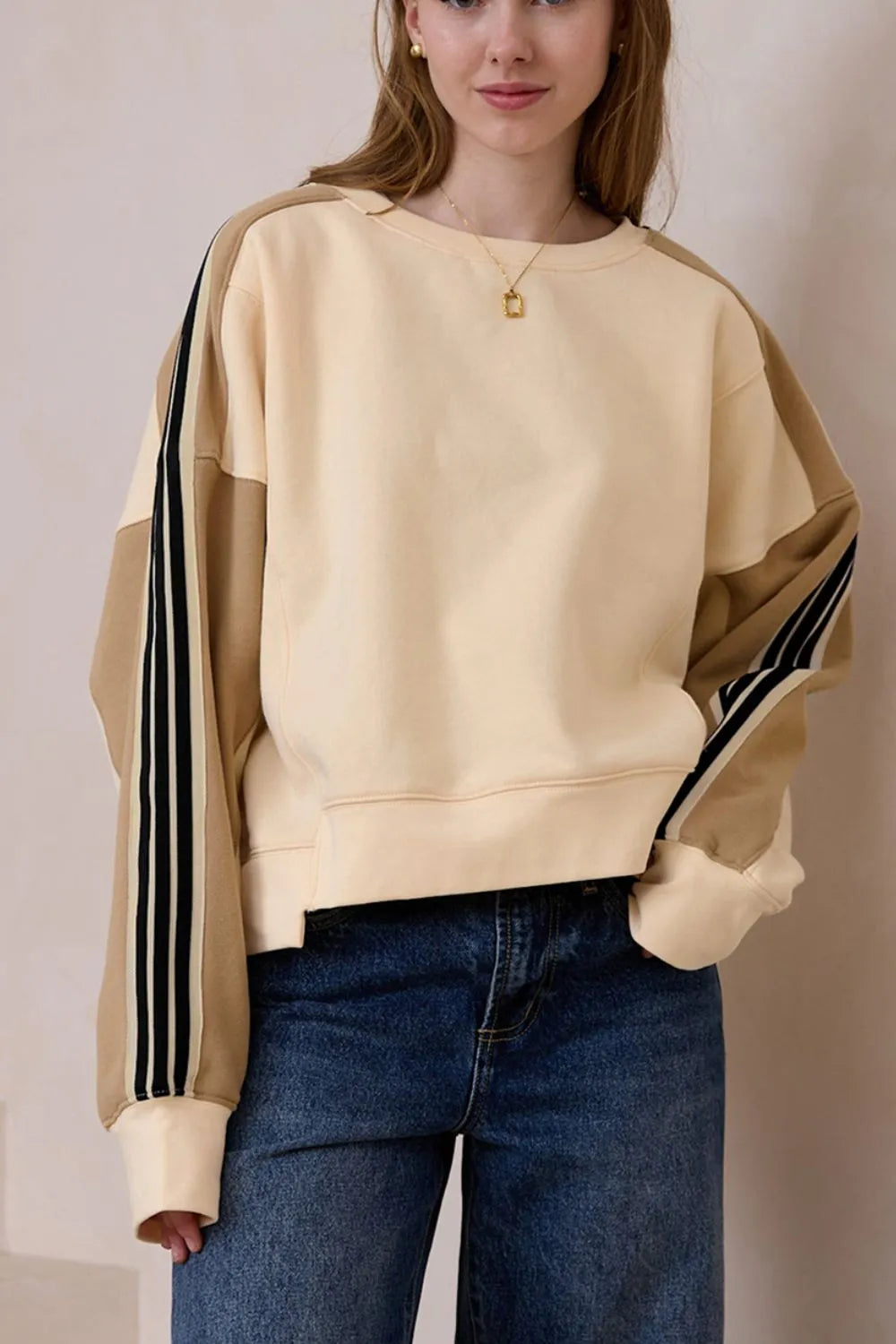 Långärmad sweatshirt med rund halsringning och kontrastsöm – bild 2