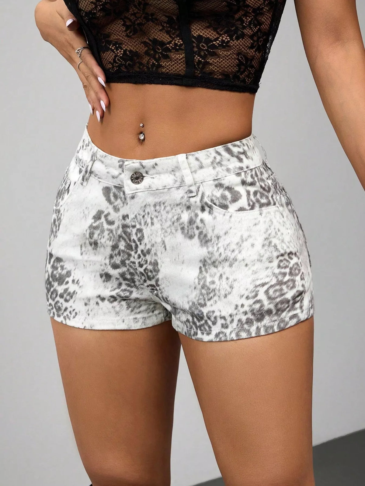 Leopardmönstrade shorts i denim – bild 3