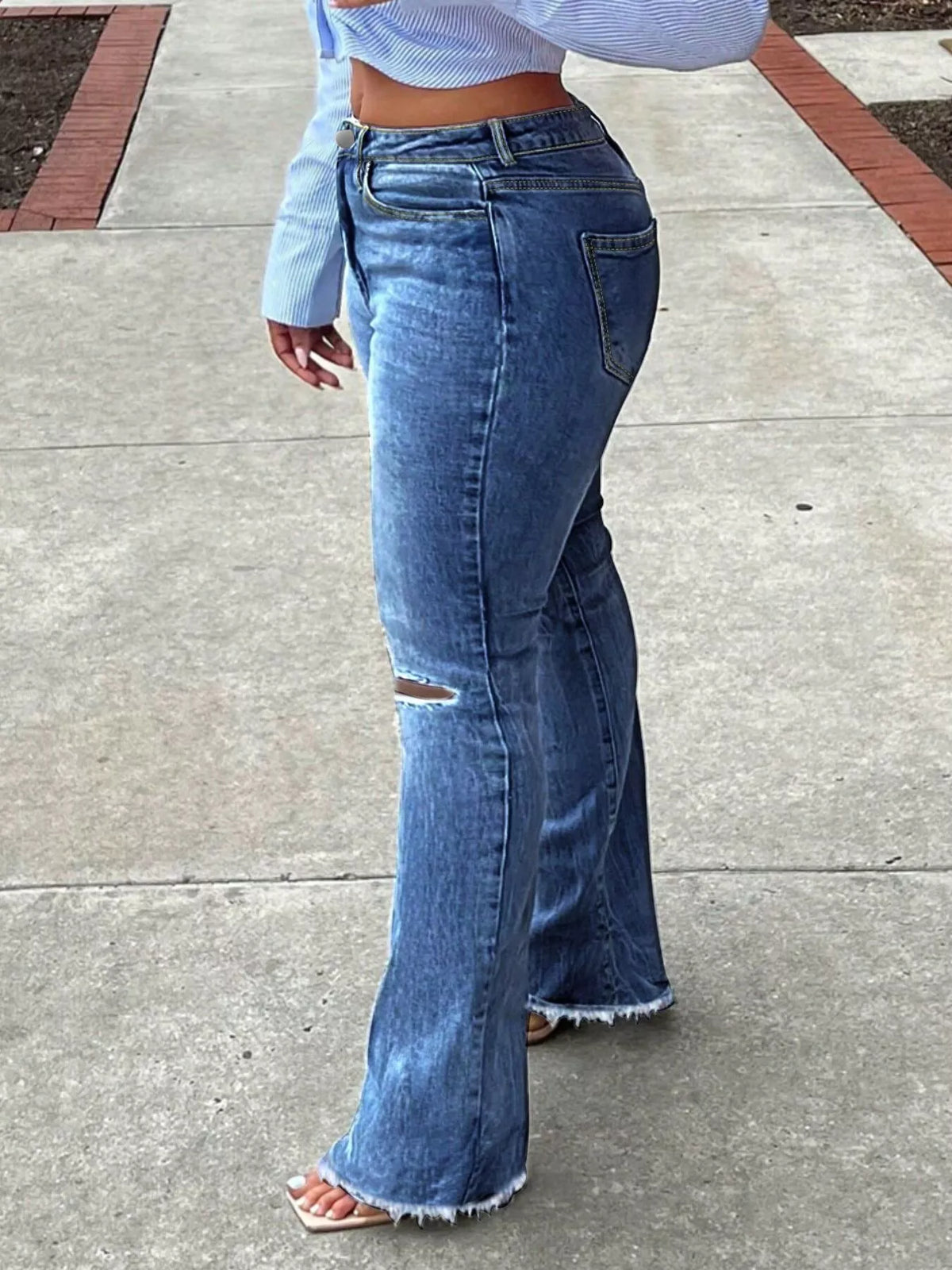 Utsvängda jeans med revor – bild 7