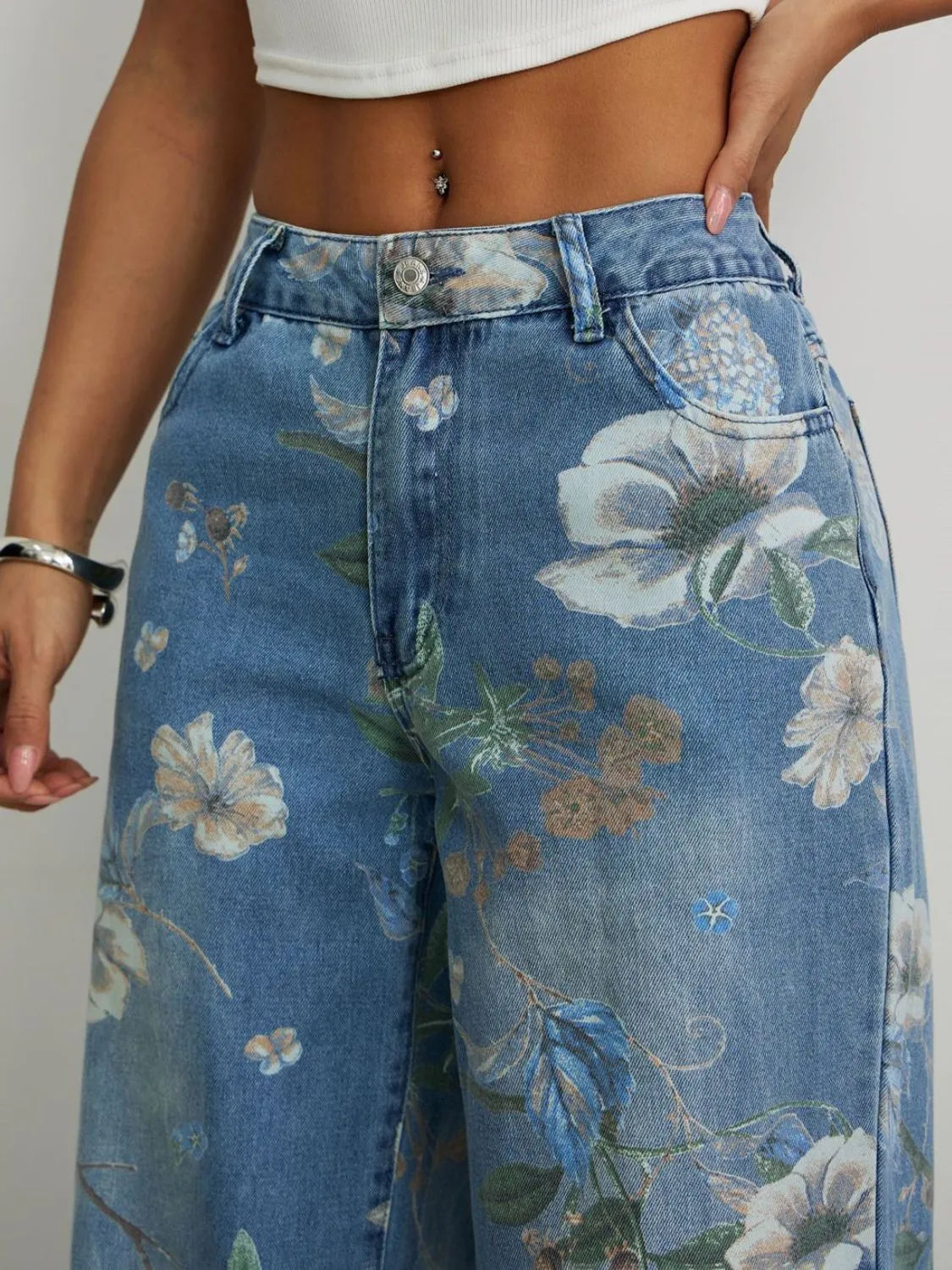 Vida jeans med knappstängning och tryck – bild 3