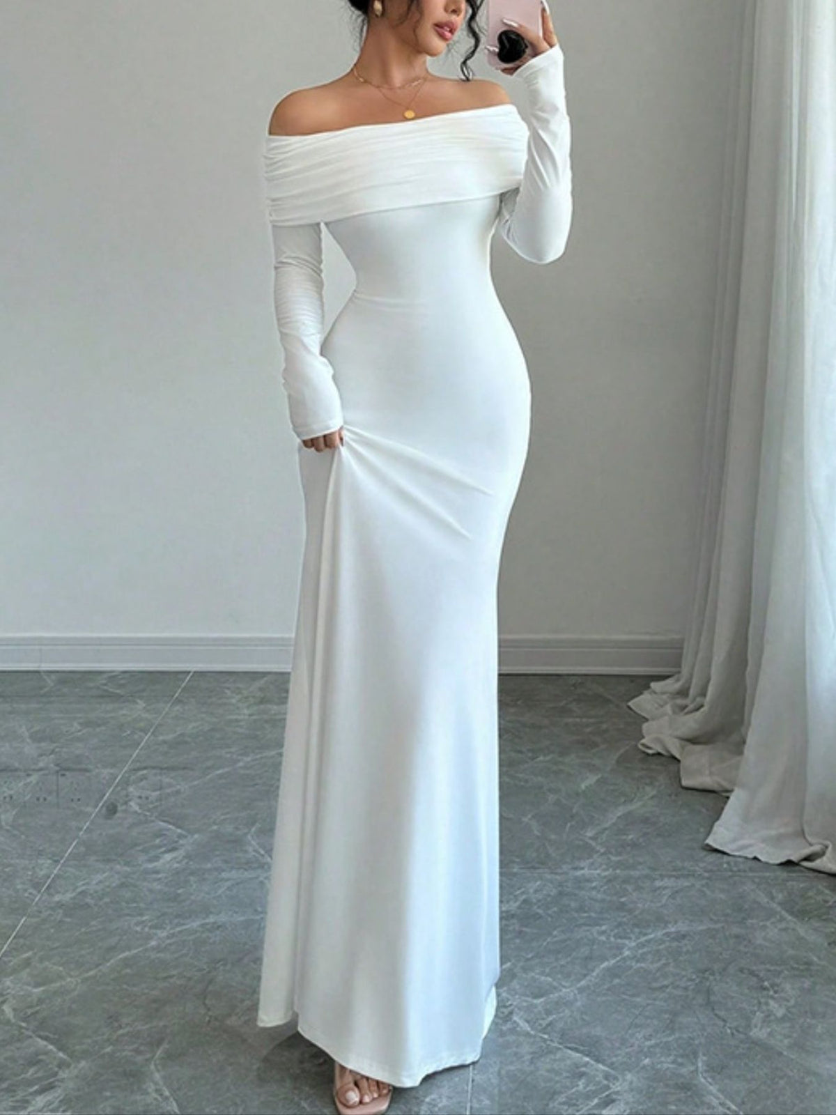 Figurnära offshoulder maxiklänning med öppen rygg