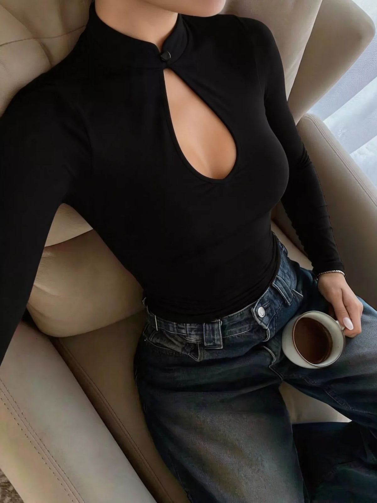 Slimmad t-shirt med nyckelhålsöppning – bild 2