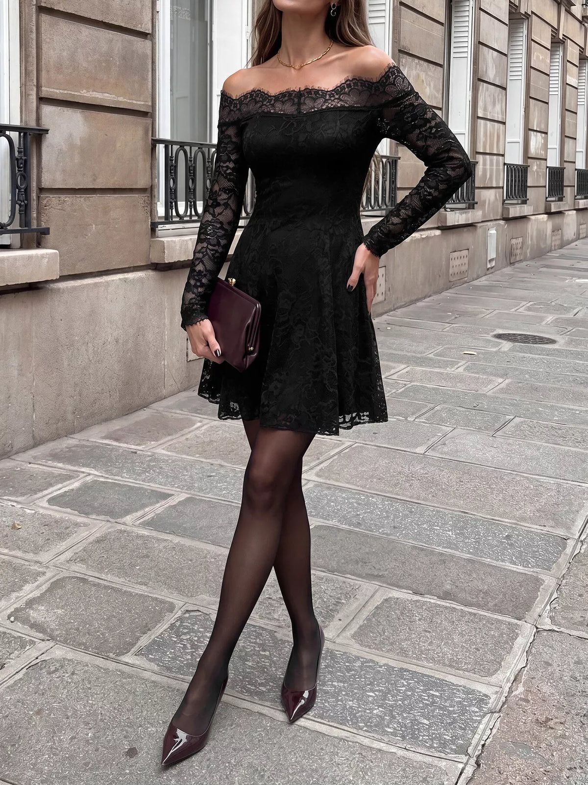 Offshoulder miniklänning i spets – bild 2