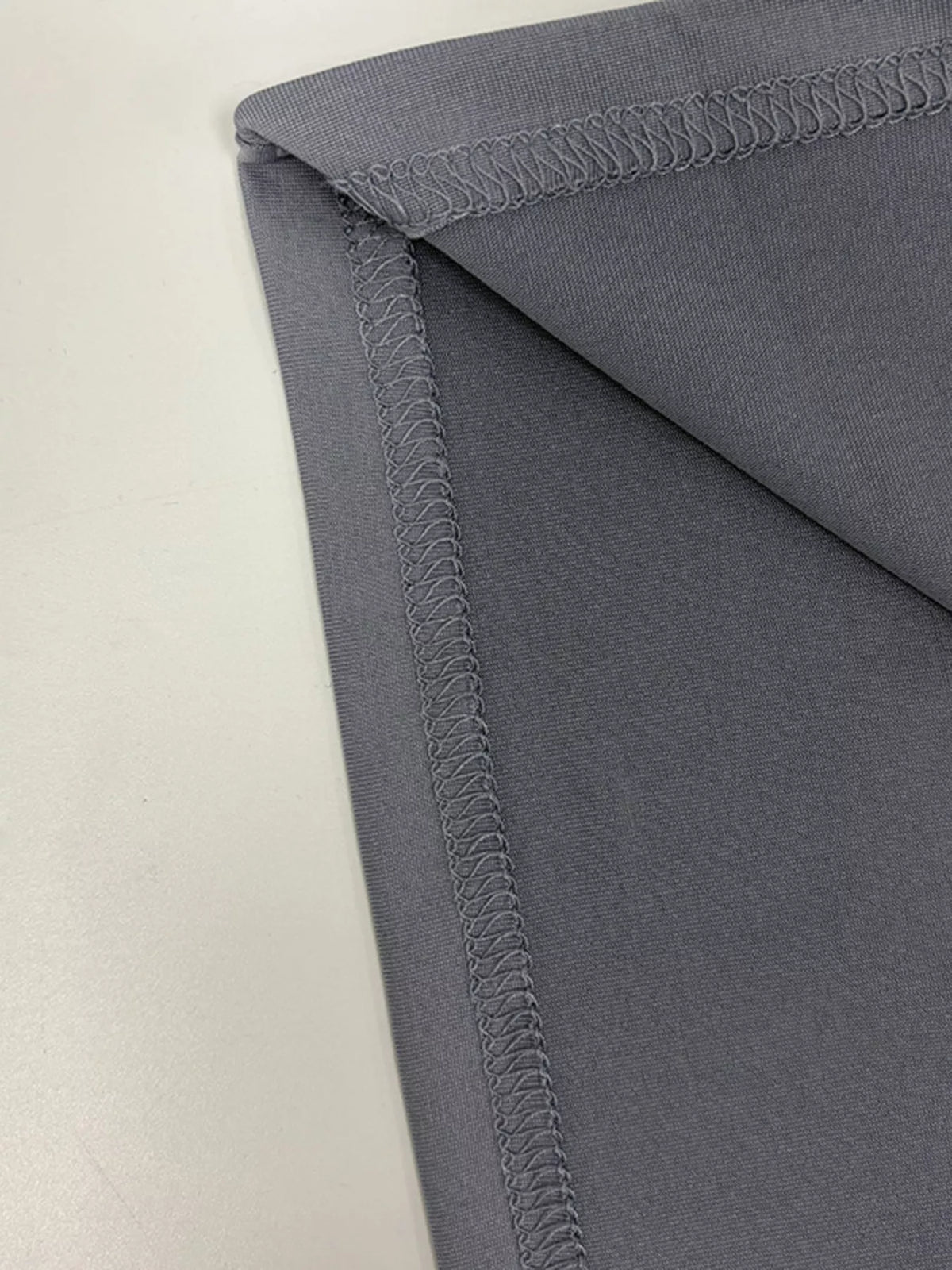 Figurnära rynkad miniklänning med hög halsringning i polyester – bild 10
