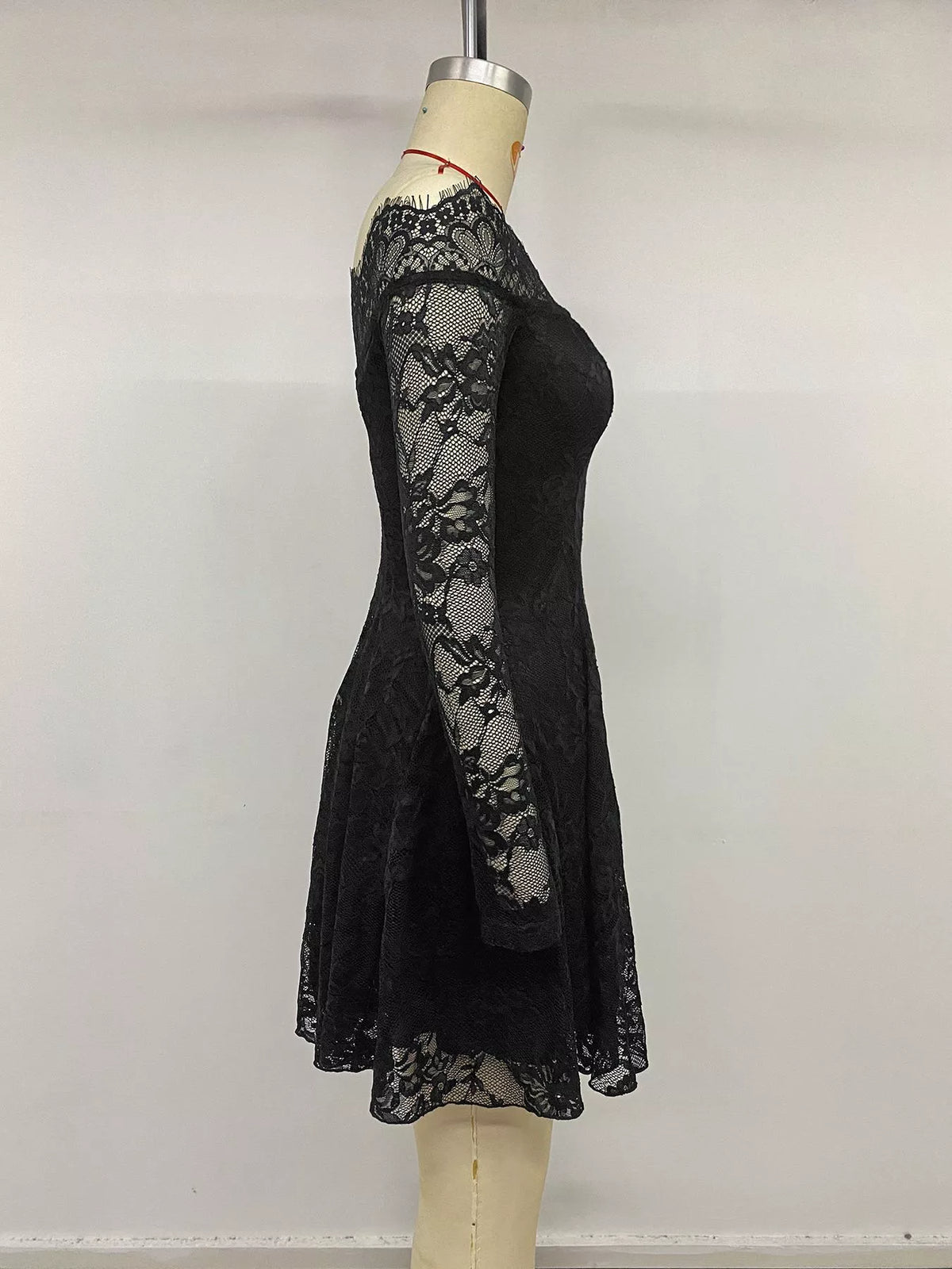 Offshoulder miniklänning i spets – bild 7