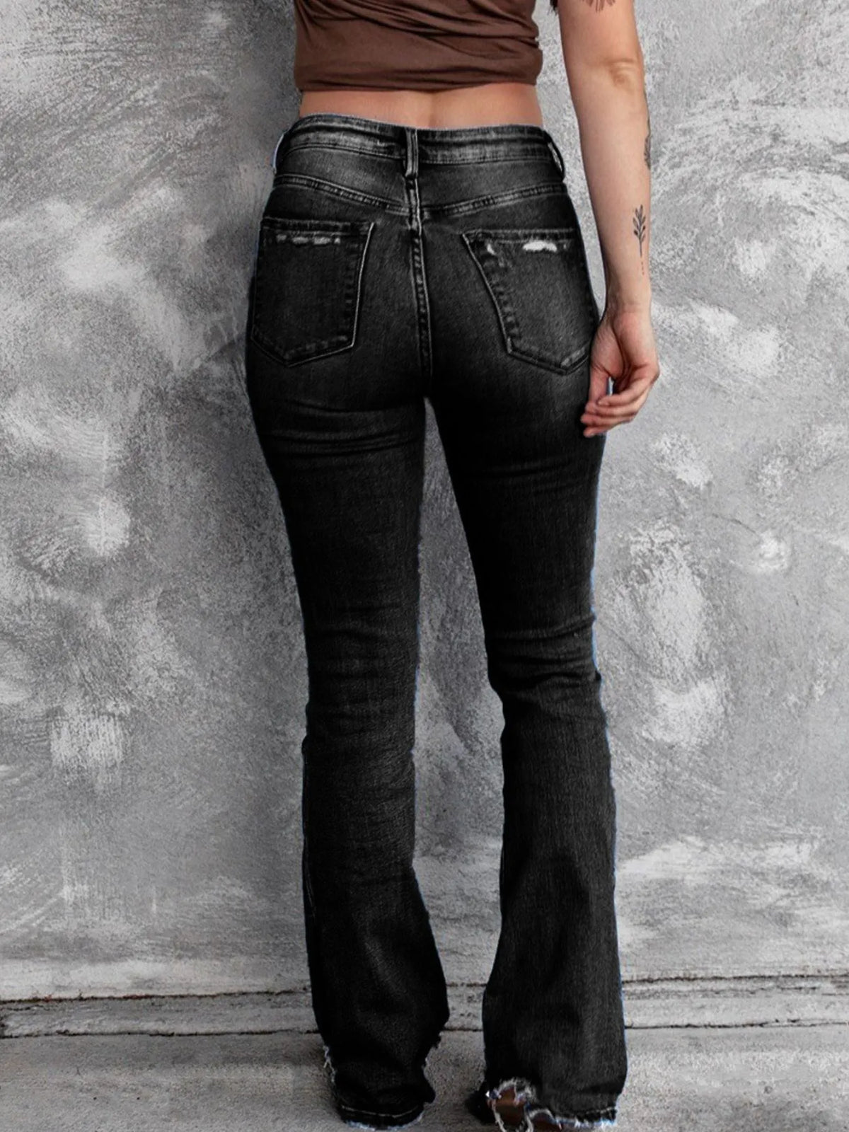 Utsvängda jeans med knappstängning och slitna detaljer – bild 11