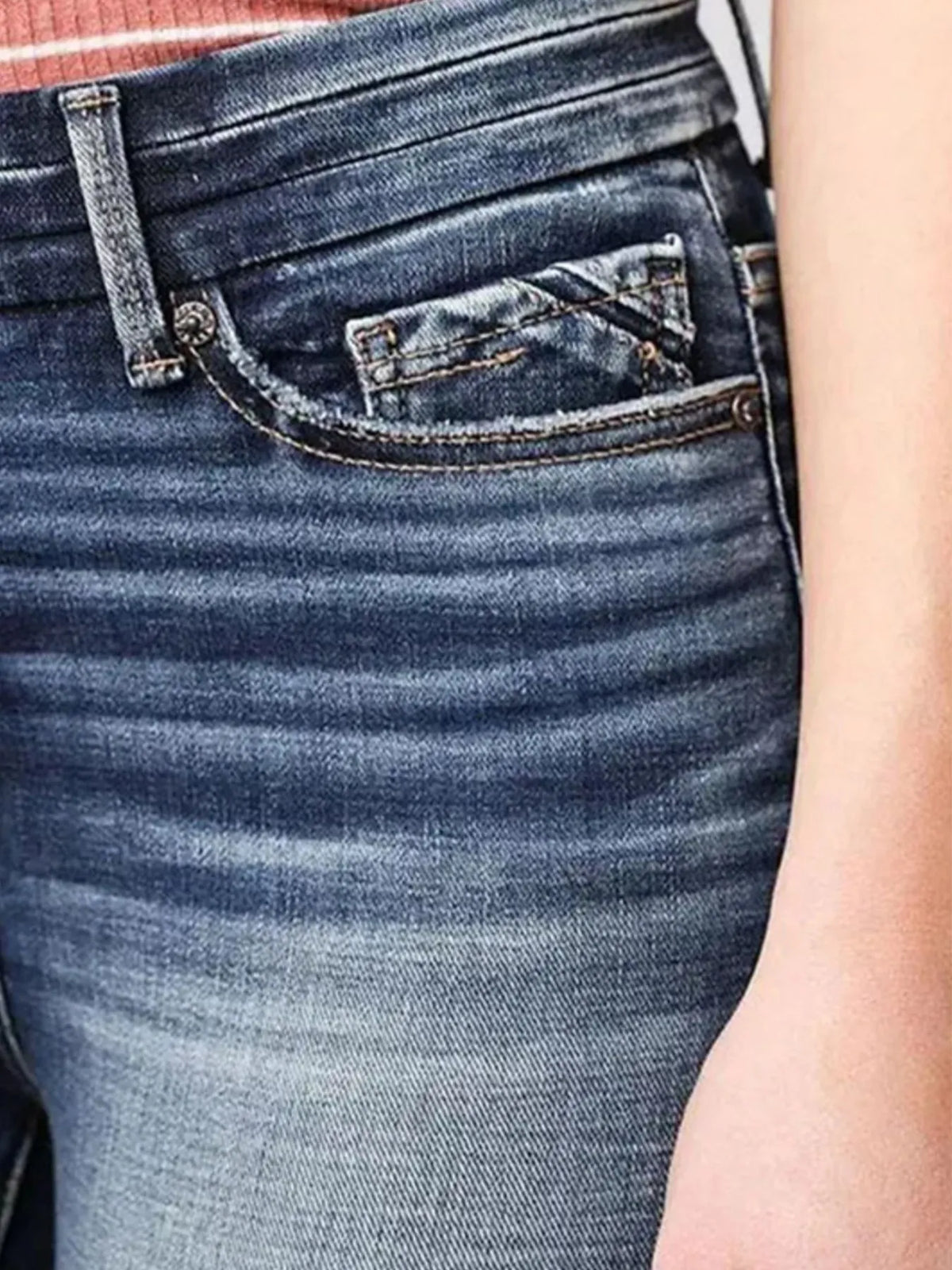Utsvängda jeans med hög midja och toning – bild 4