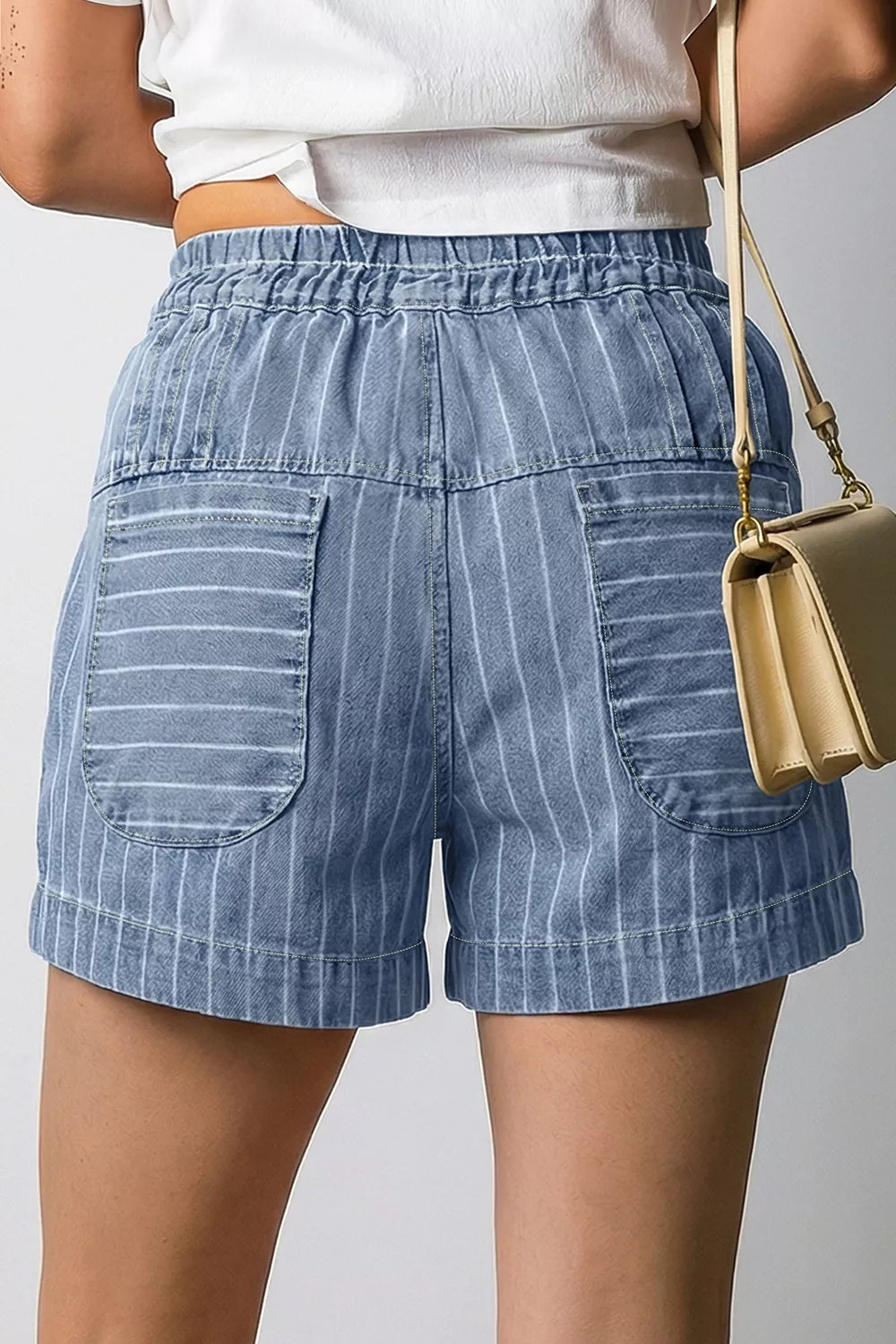 Randiga shorts i denim – bild 2