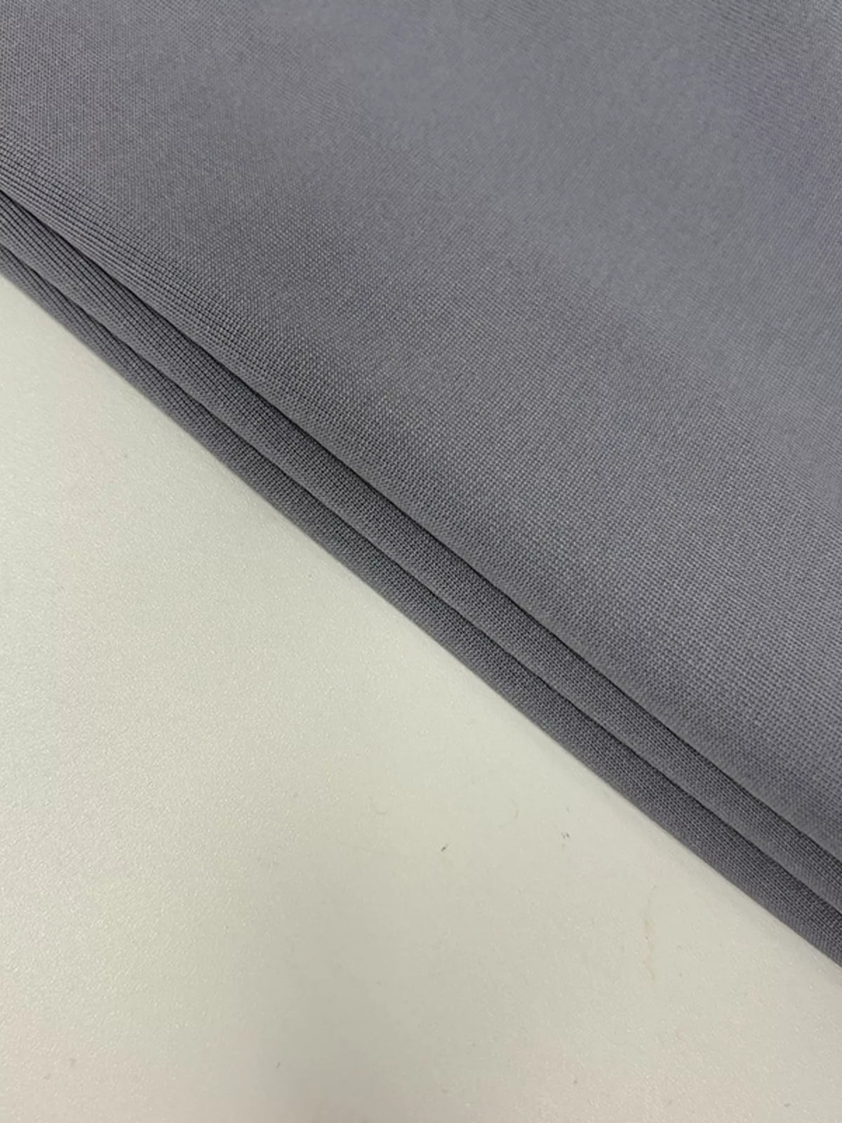 Figurnära rynkad miniklänning med hög halsringning i polyester – bild 9