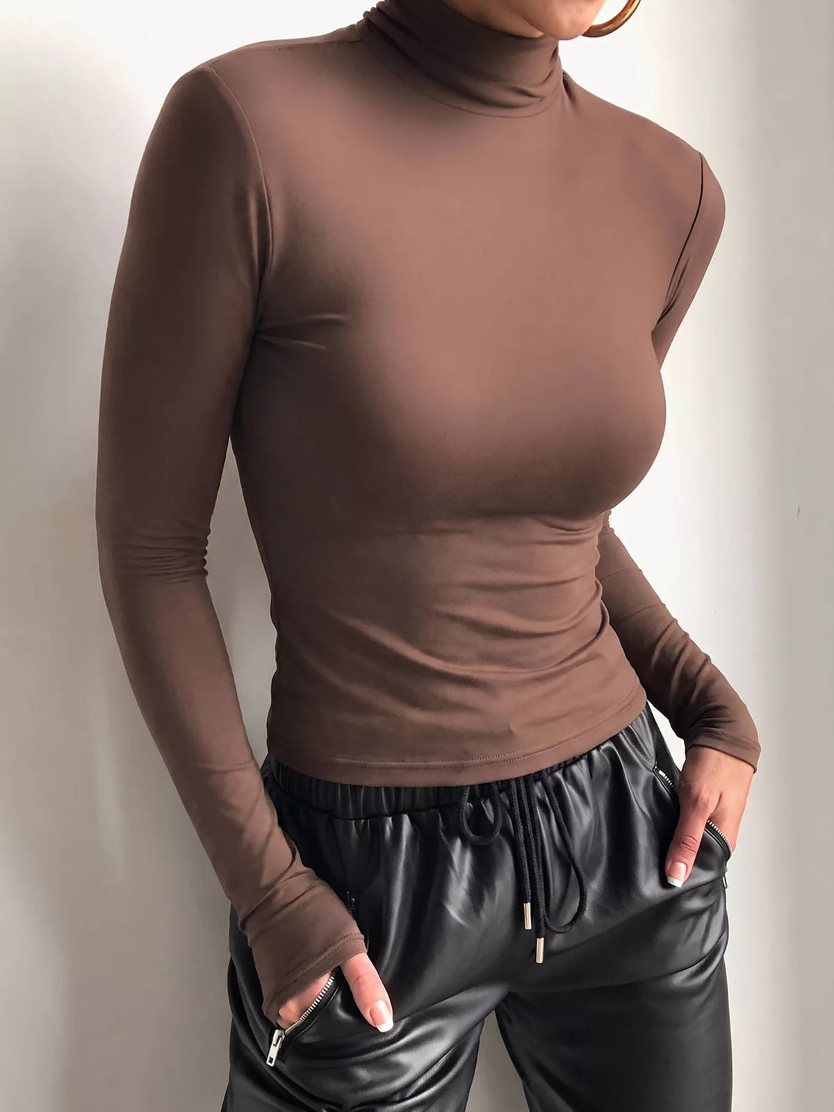 Slimmad långärmad t-shirt med hög halsringning i polyester – bild 3