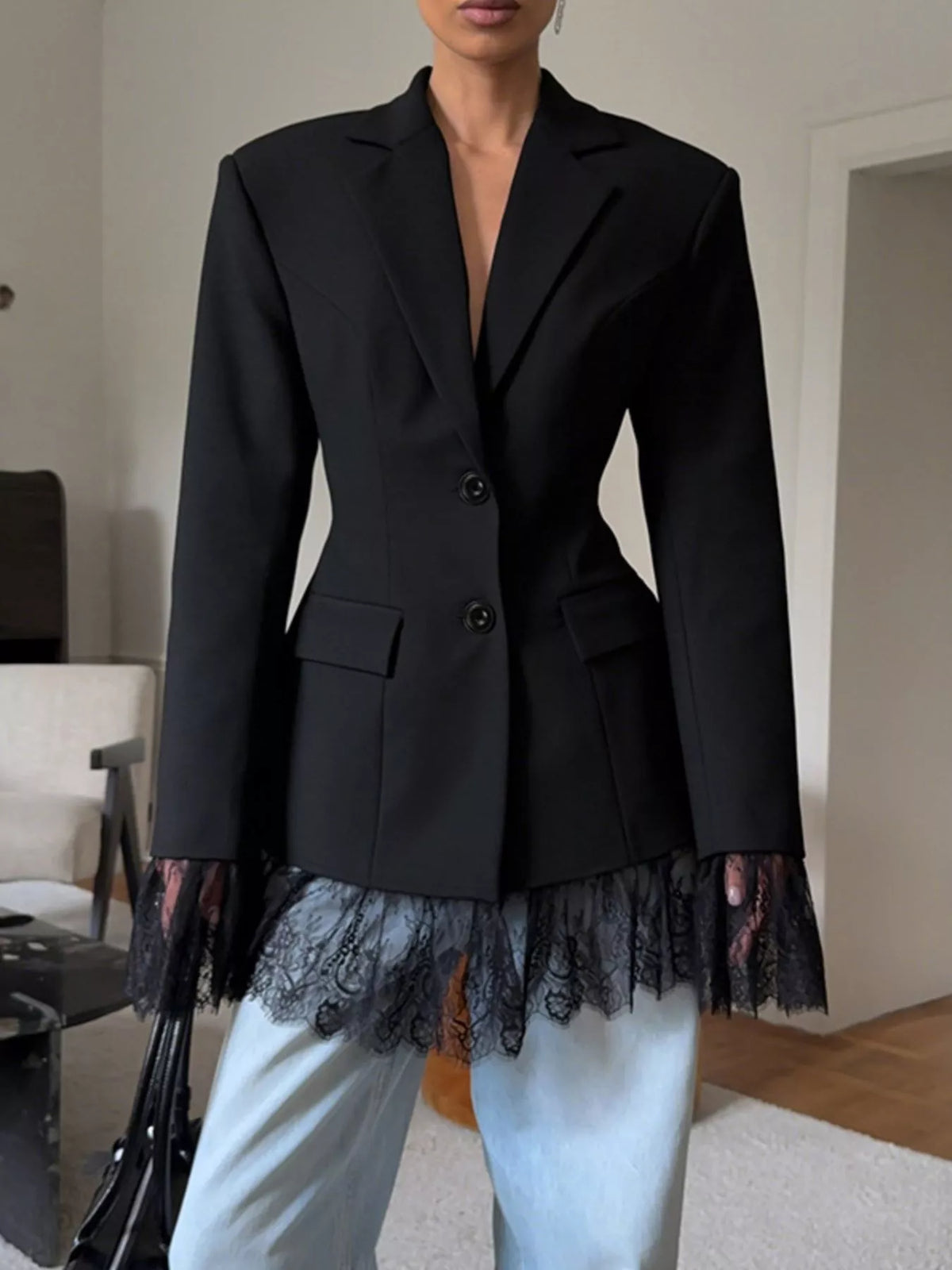 Blazer med knappstängning, spetskant i nederkant, volangkant och fickor – bild 6
