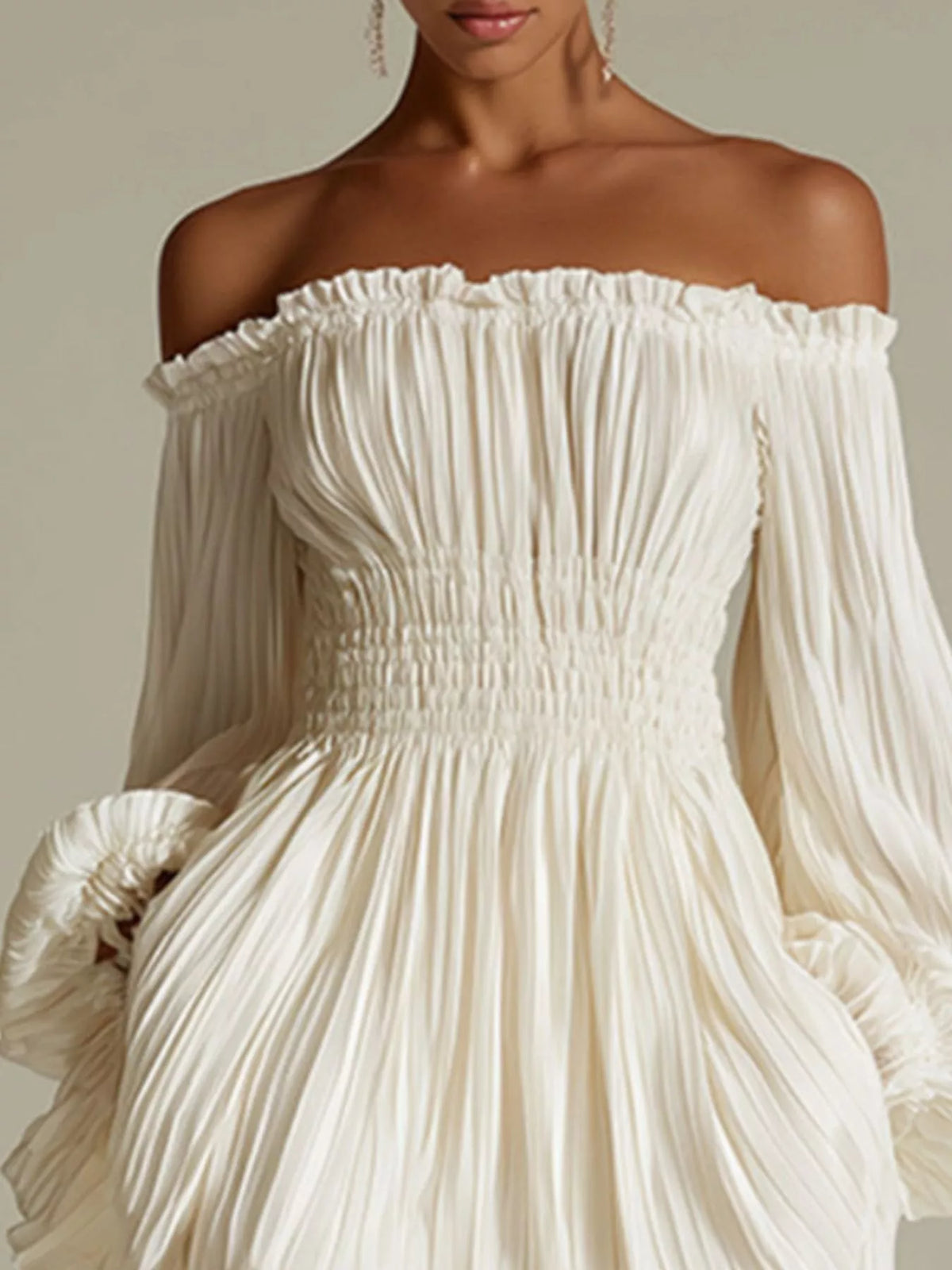 Veckad offshoulder miniklänning med fickor – bild 2