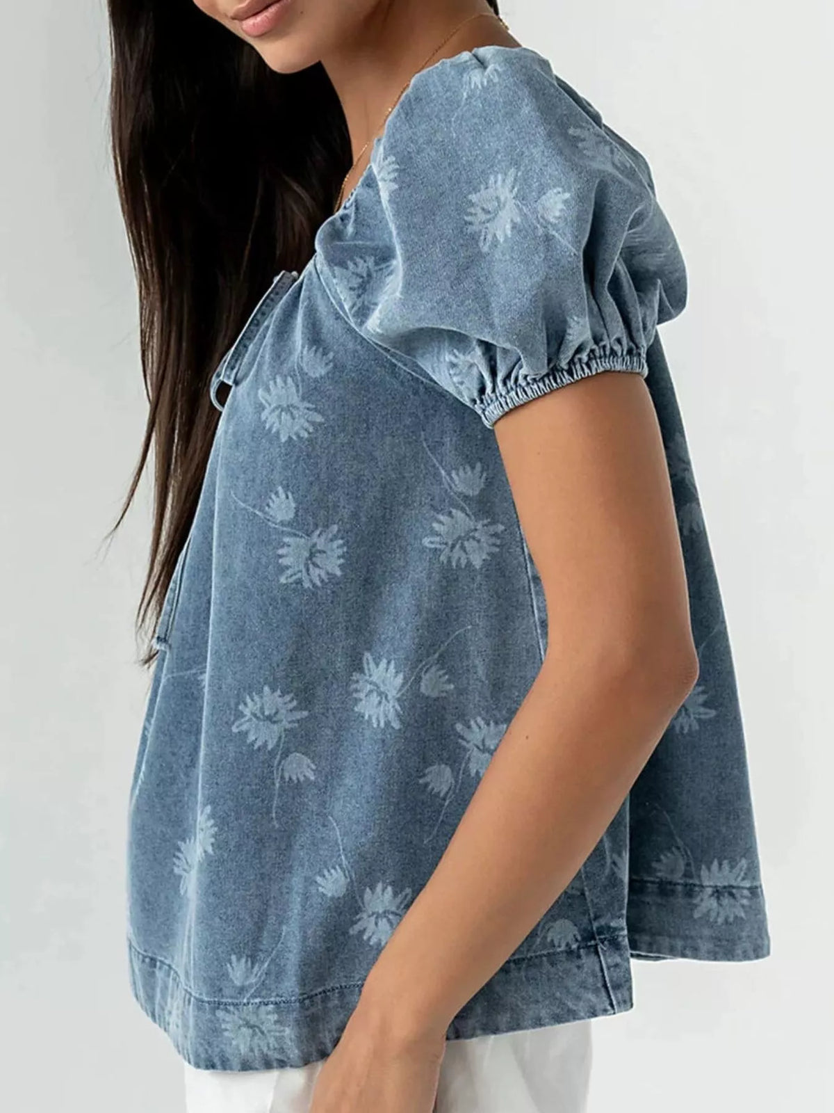 Blommig denimblus med puffärm – bild 4