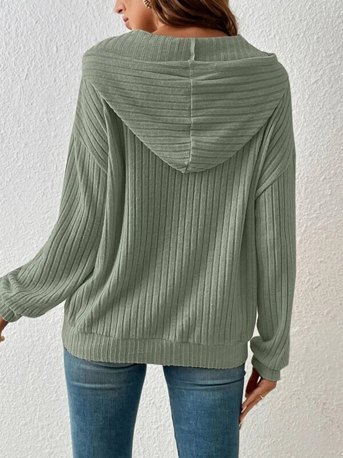 Ribbad hoodie med sänkt axel – bild 2