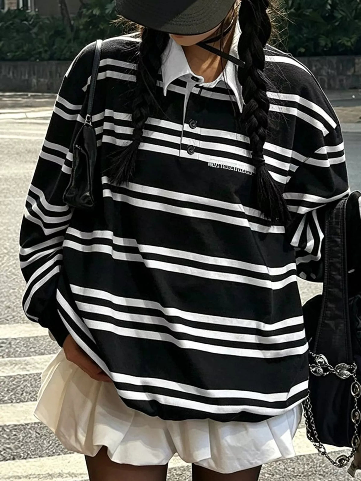 Randig oversize topp med kontrastkrage – bild 2
